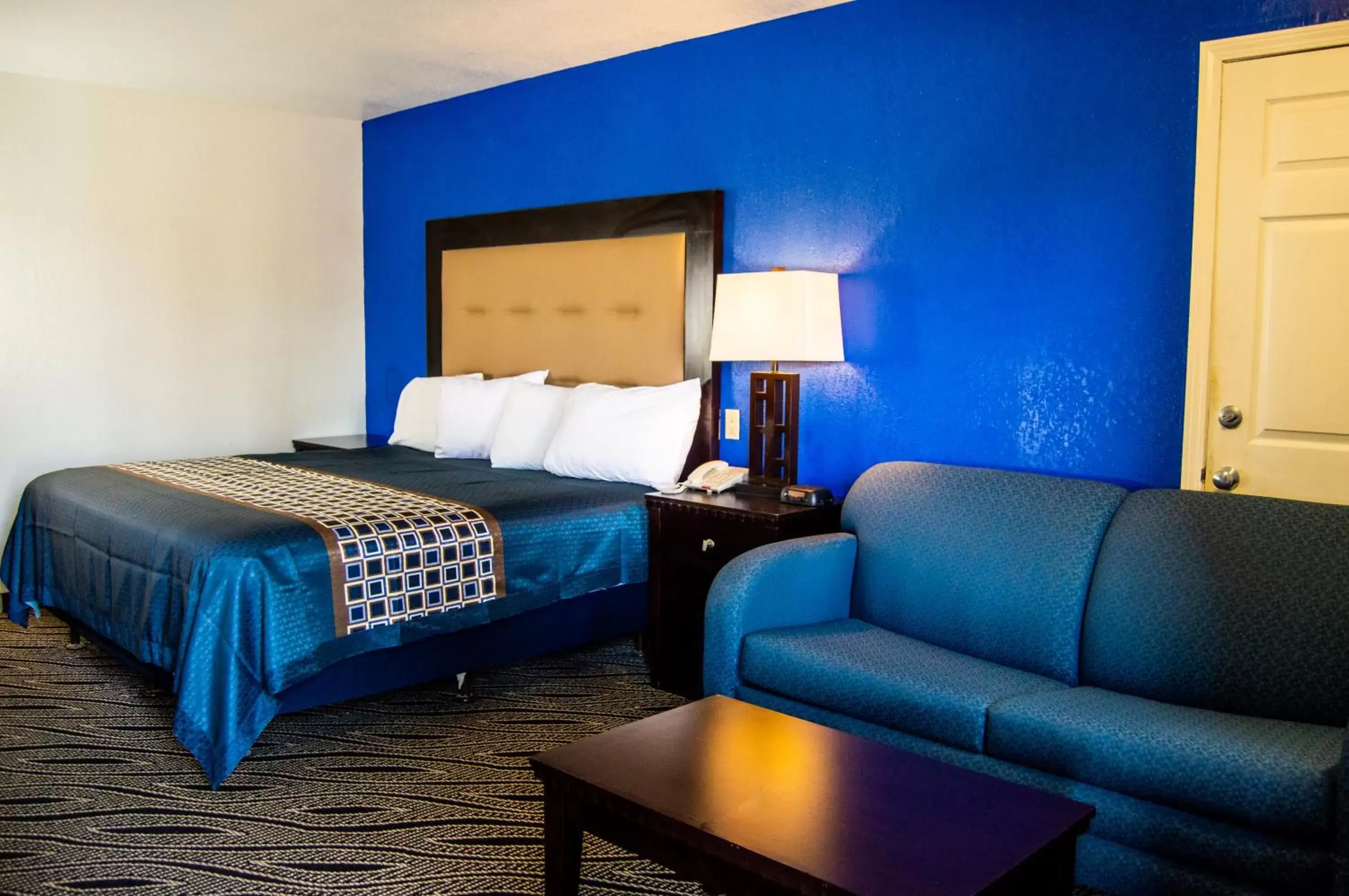 Bed in Blue Jay Inn & Suites