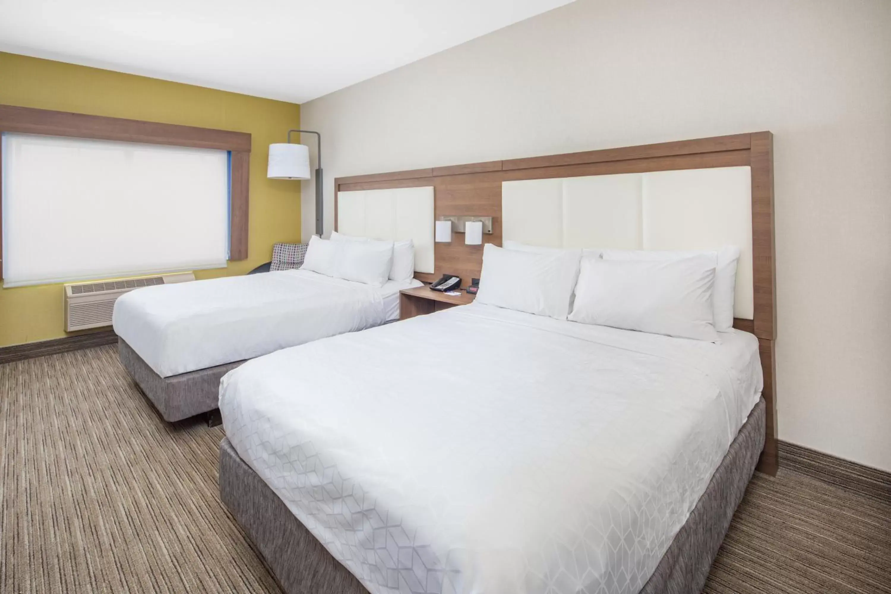 Photo of the whole room, Bed in Holiday Inn Express Hotel & Suites Bishop, an IHG Hotel