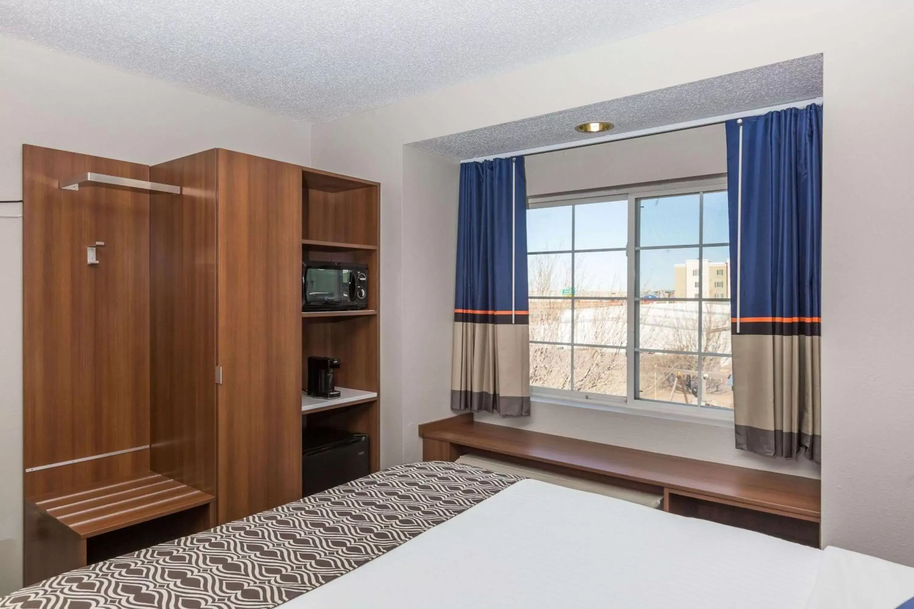 Photo of the whole room, Bed in Microtel Inn & Suites by Wyndham Sioux Falls