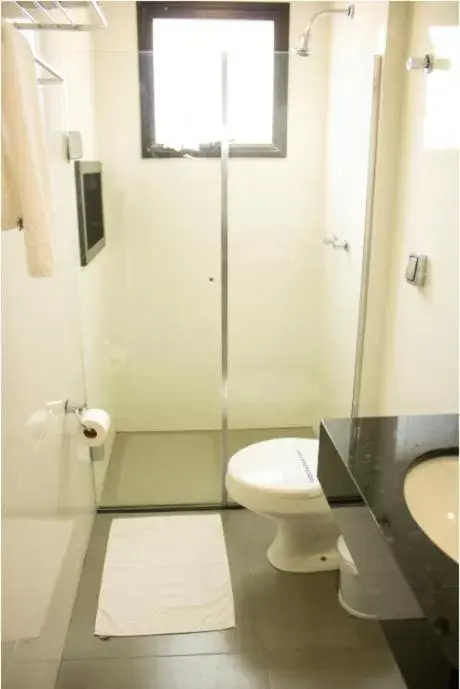 Bathroom in Golden Ingá Hotel