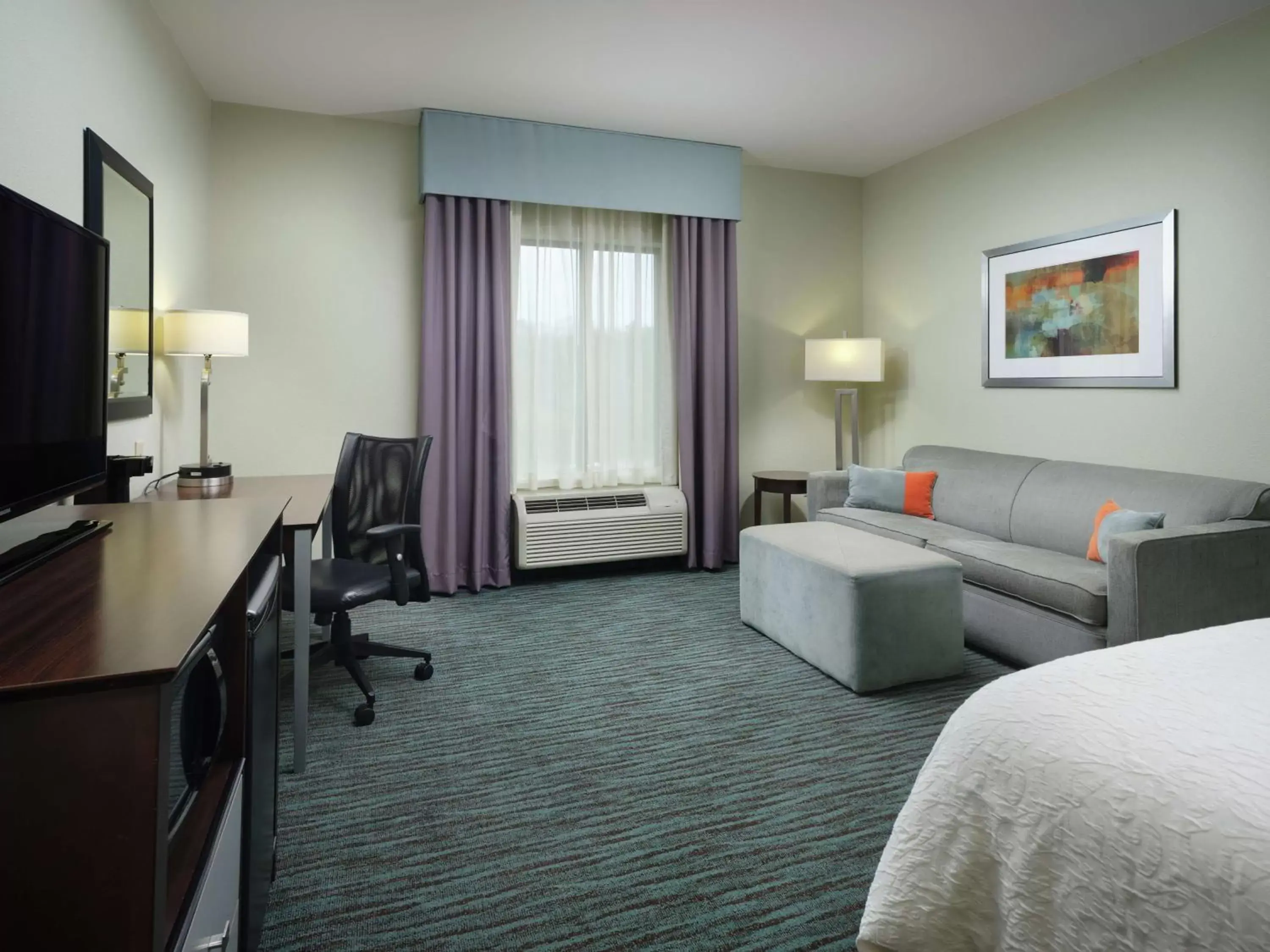 Bedroom, Seating Area in Hampton Inn Chattanooga West/Lookout Mountain