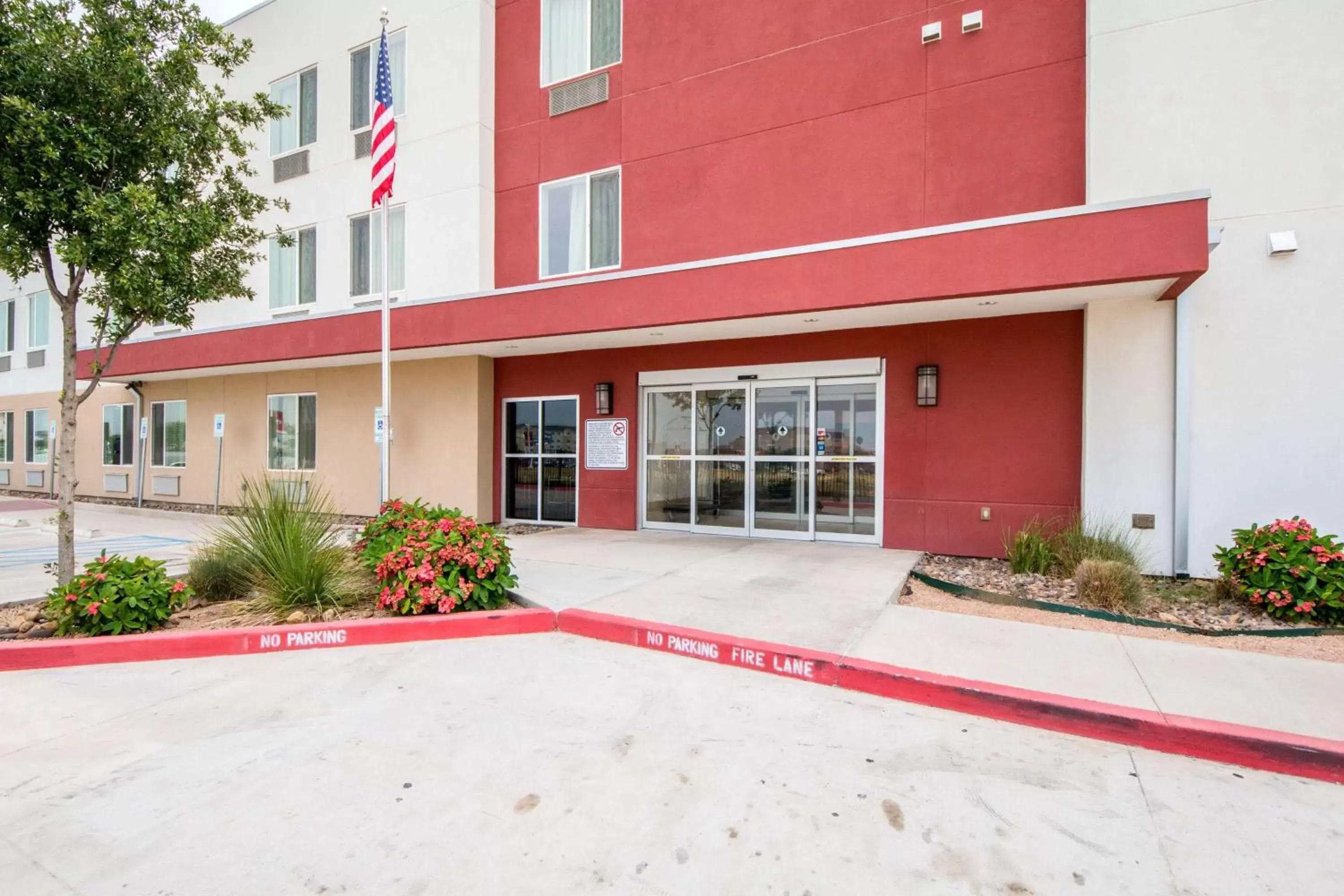 Property building, Facade/Entrance in Motel 6-Laredo, TX - Airport