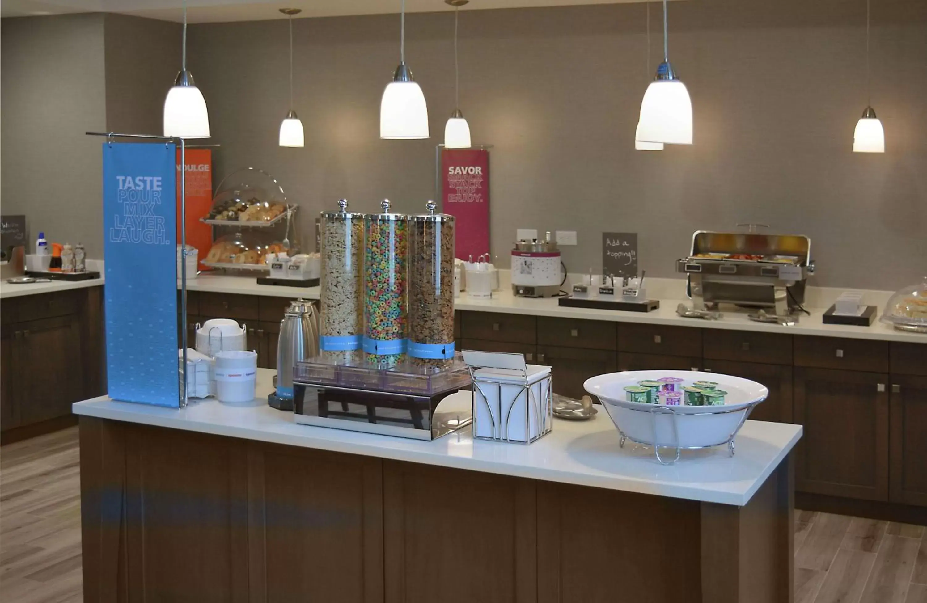 Dining area, Kitchen/Kitchenette in Hampton Inn & Suites Philadelphia/Media