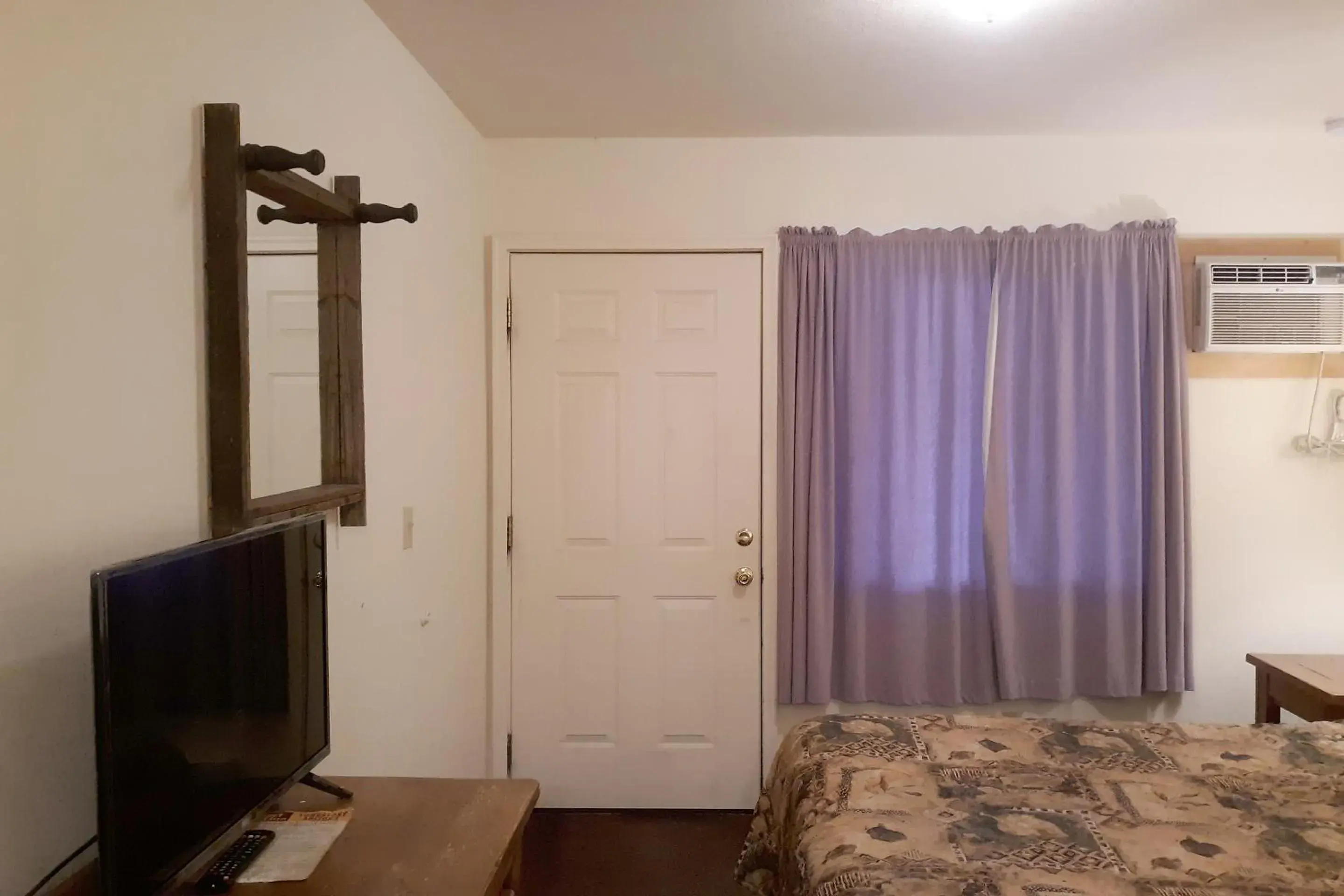 Bedroom, TV/Entertainment Center in OYO Hotel Tombstone