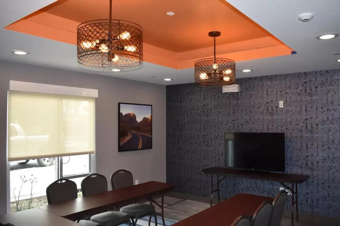Meeting/conference room, TV/Entertainment Center in La Quinta Inn & Suites by Wyndham San Bernardino