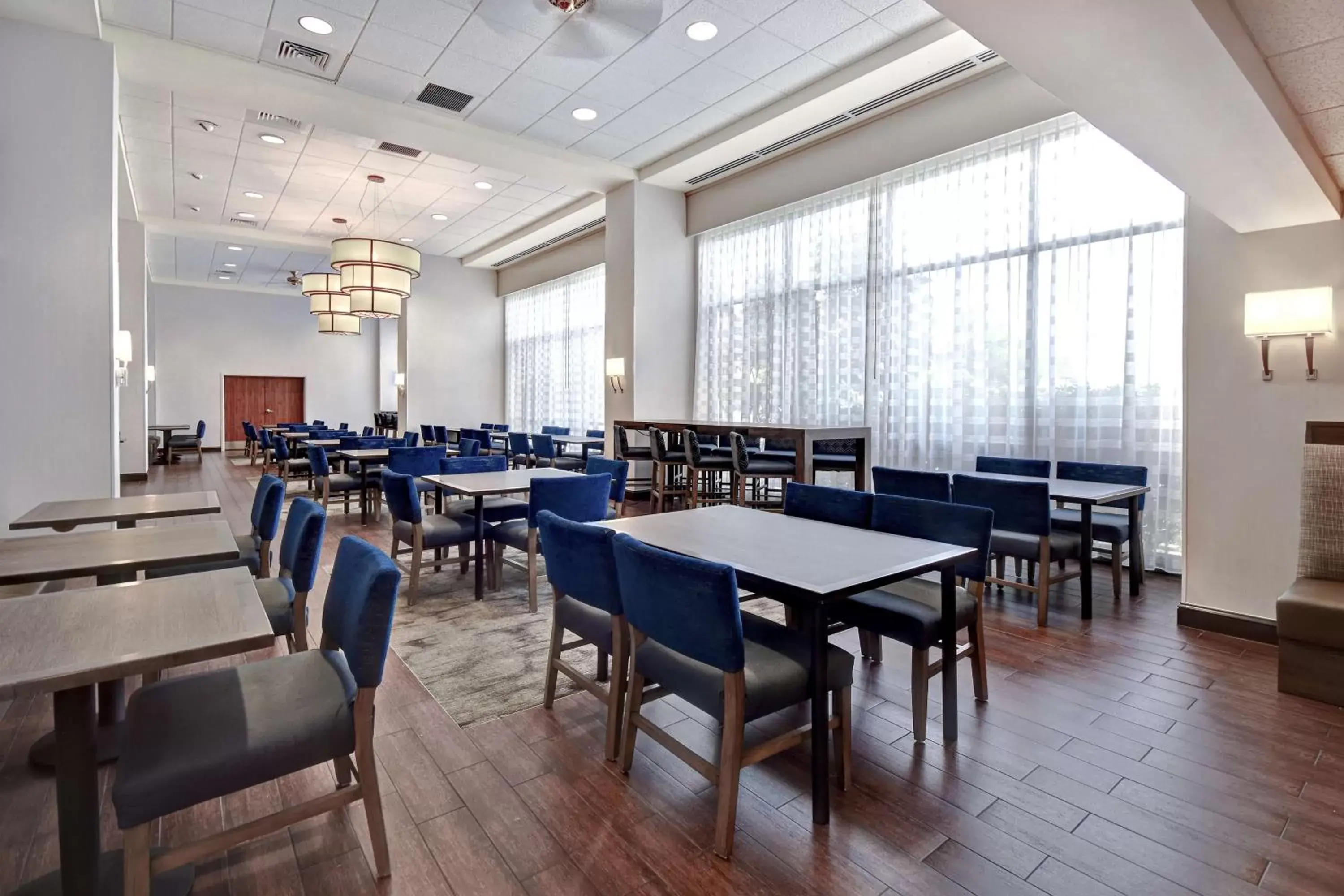 Dining area, Restaurant/Places to Eat in Hampton Inn & Suites Alexandria Old Town Area South