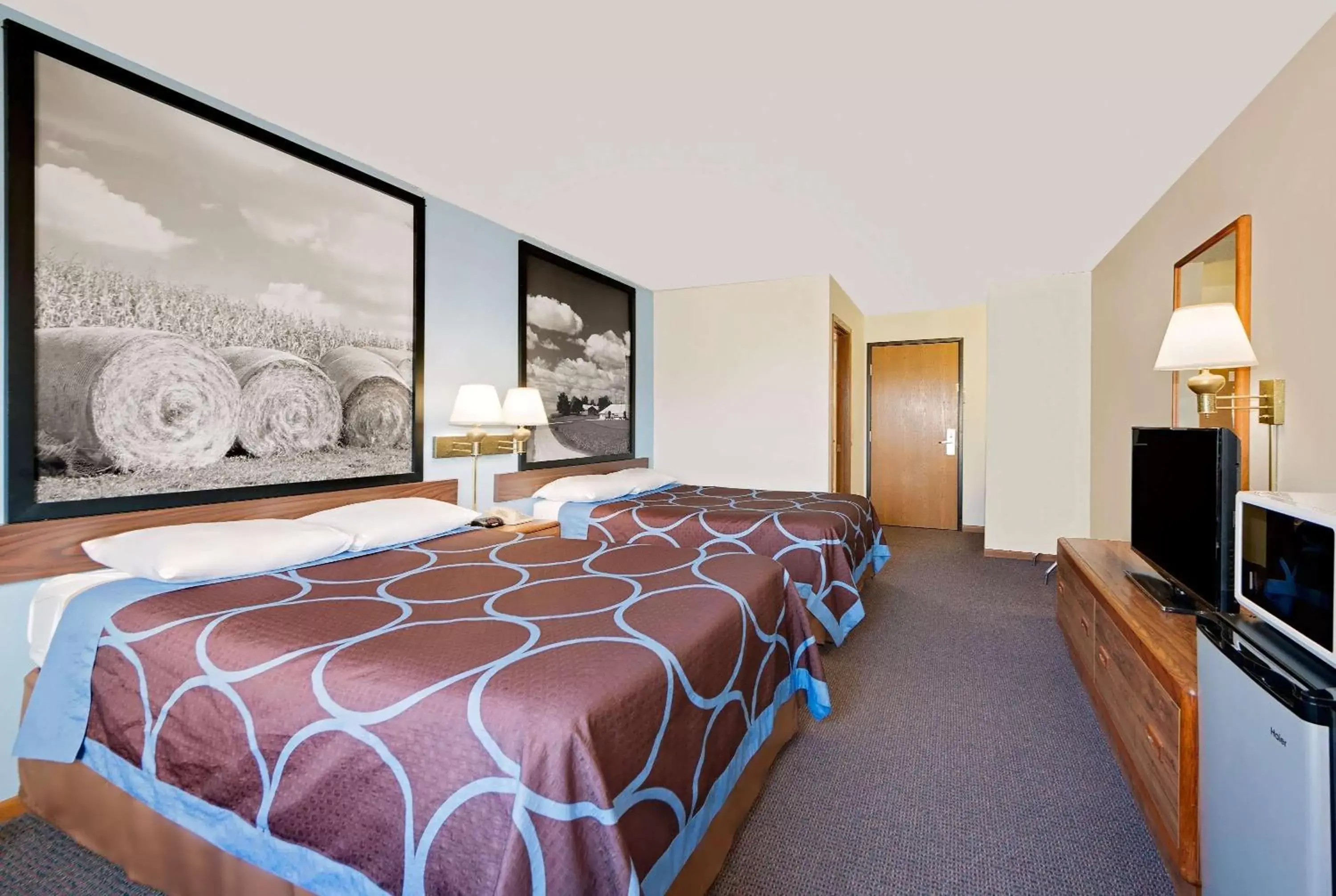 Photo of the whole room, Bed in Super 8 by Wyndham Centerville