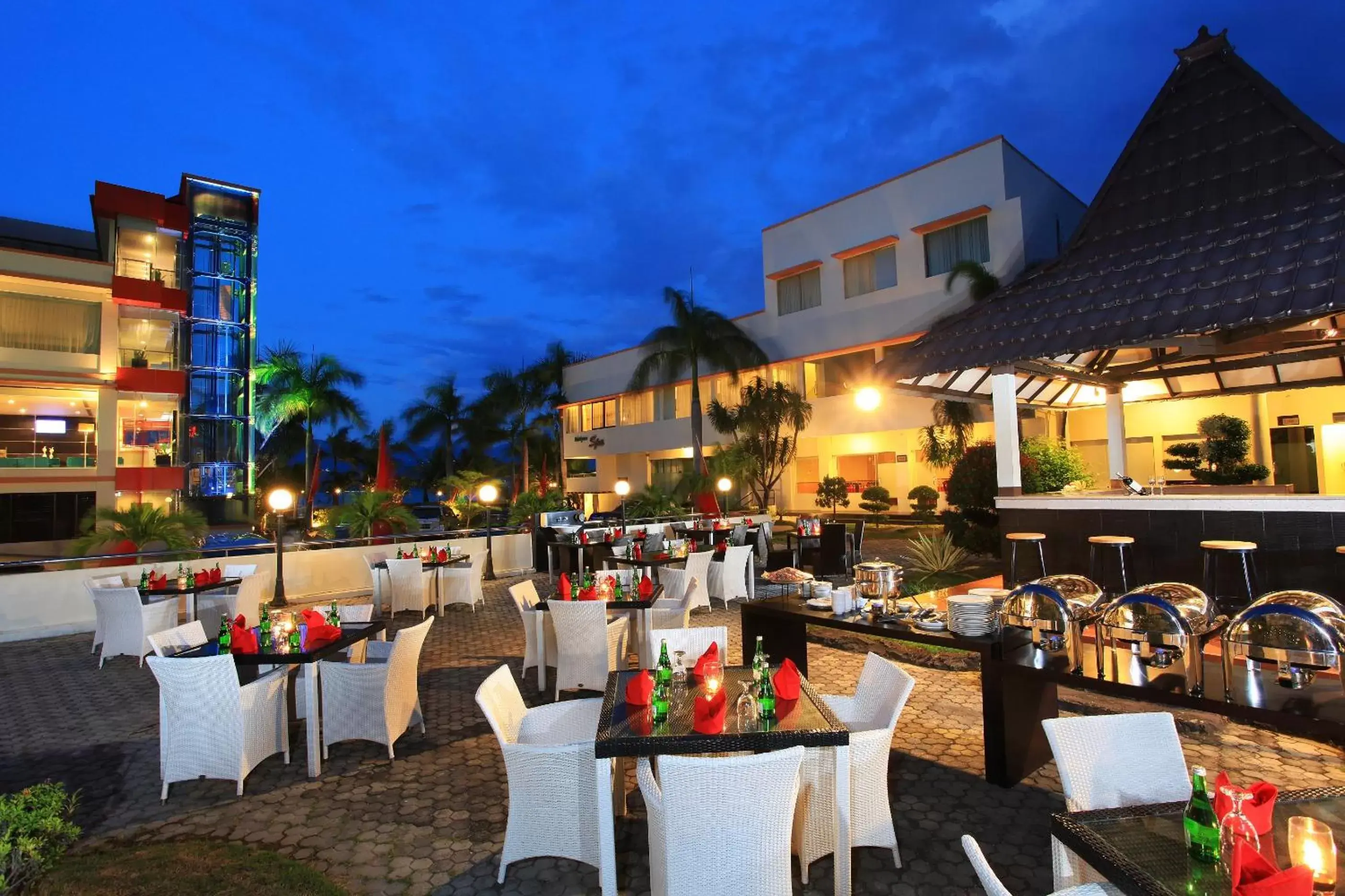 Night, Restaurant/Places to Eat in Swiss-Belhotel Silae Palu