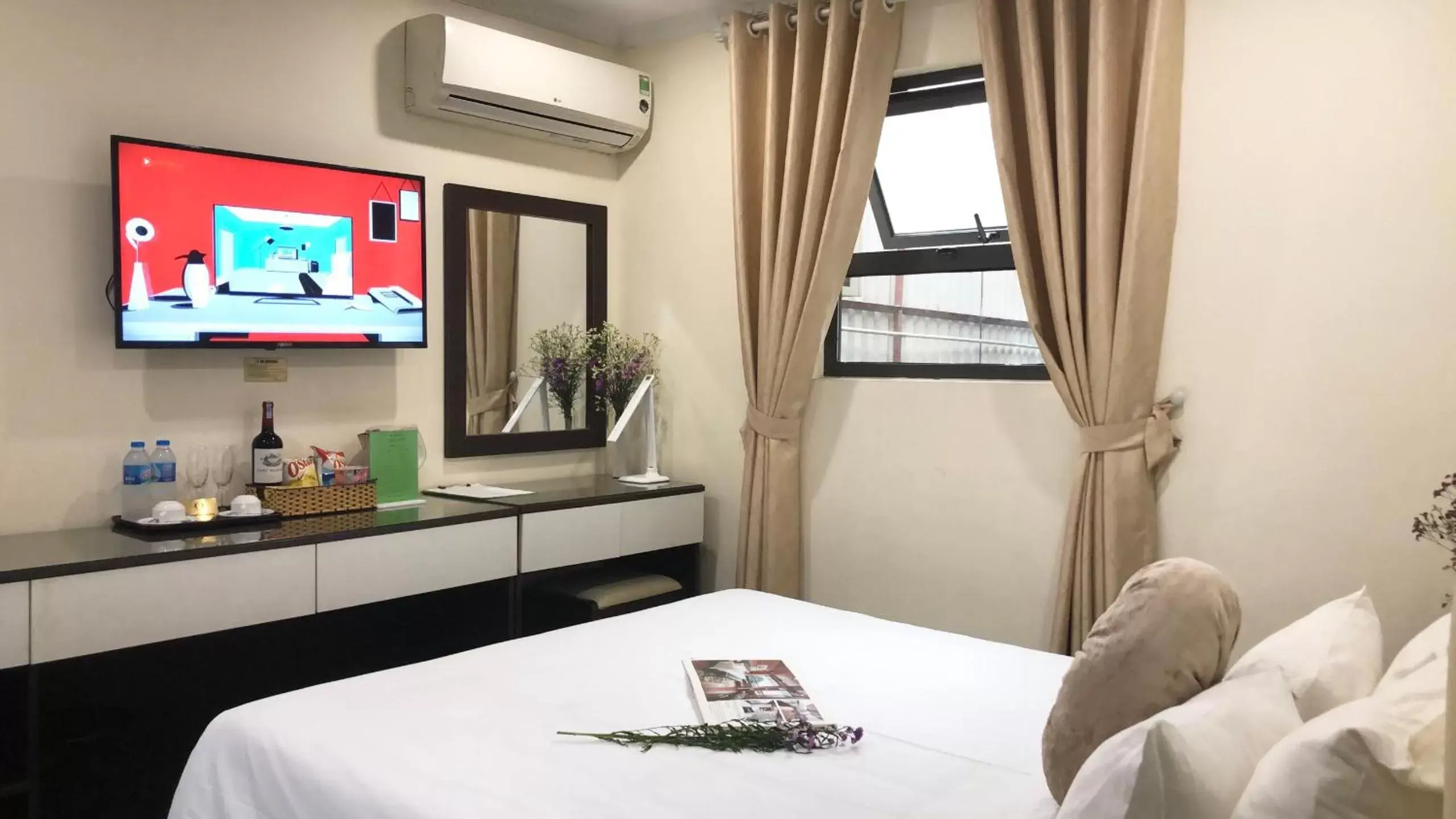 Bedroom, TV/Entertainment Center in Hanoi Elpis Hotel