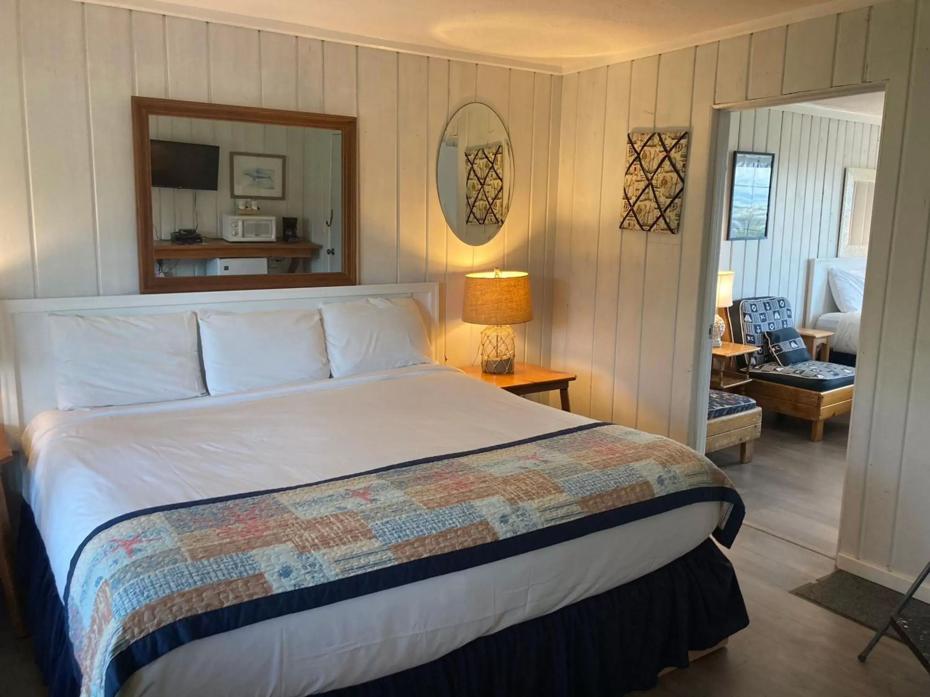 Family Suite with Ocean View in Tillicum Beach Motel - Formerly Deane's Oceanfront Lodge