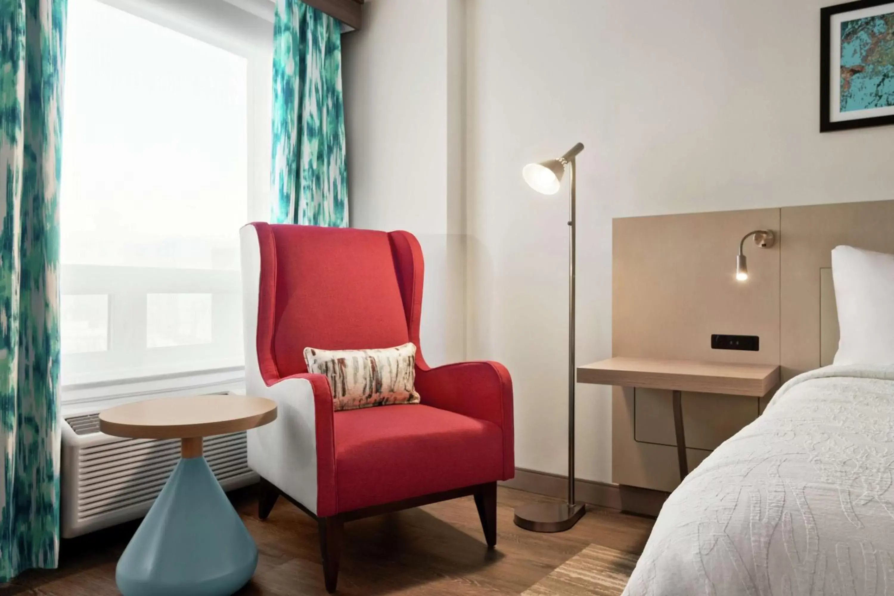 Bed, Seating Area in Hilton Garden Inn Saskatoon Downtown