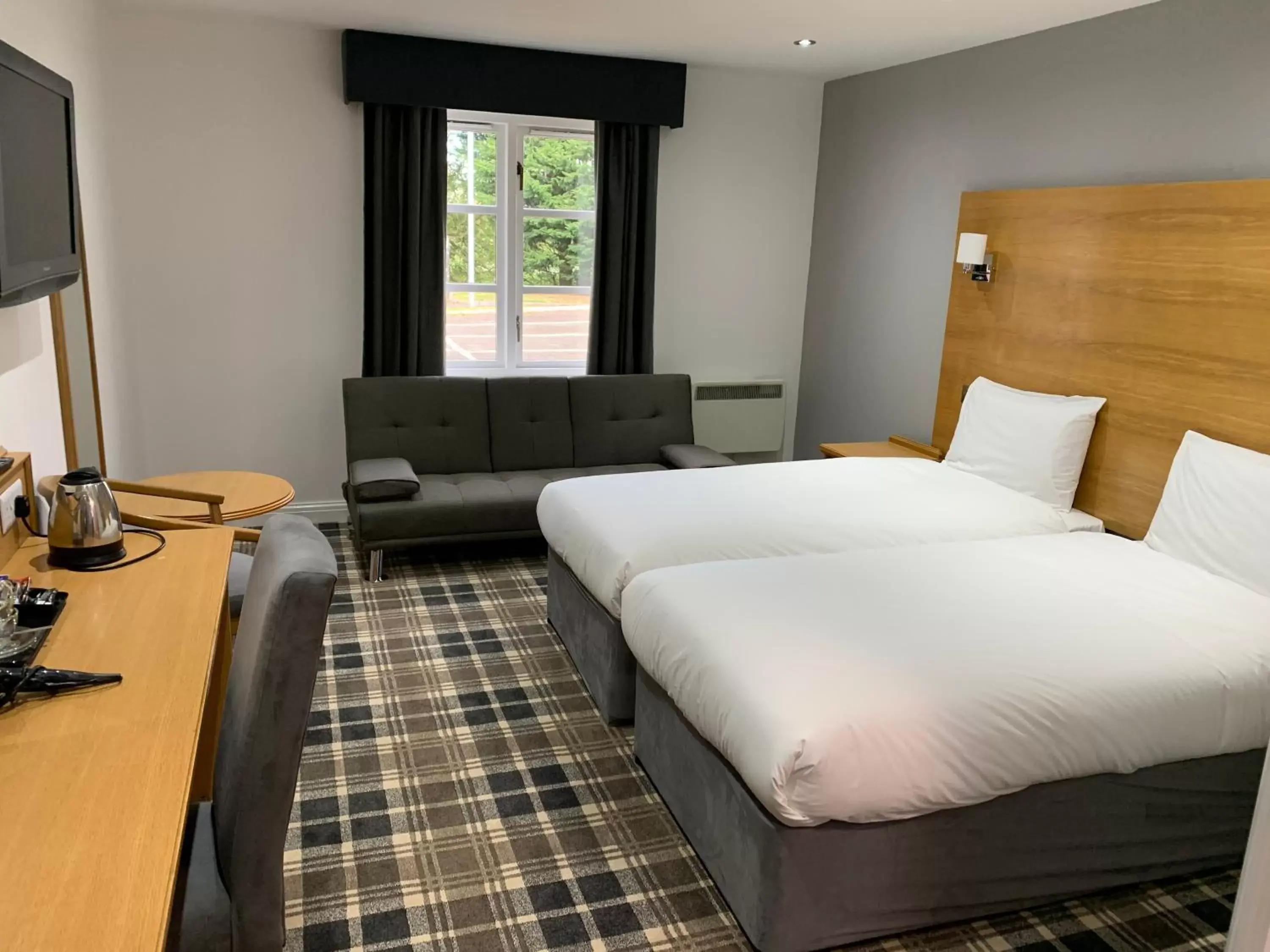 Bed in Crowwood Hotel and Alba Restaurant