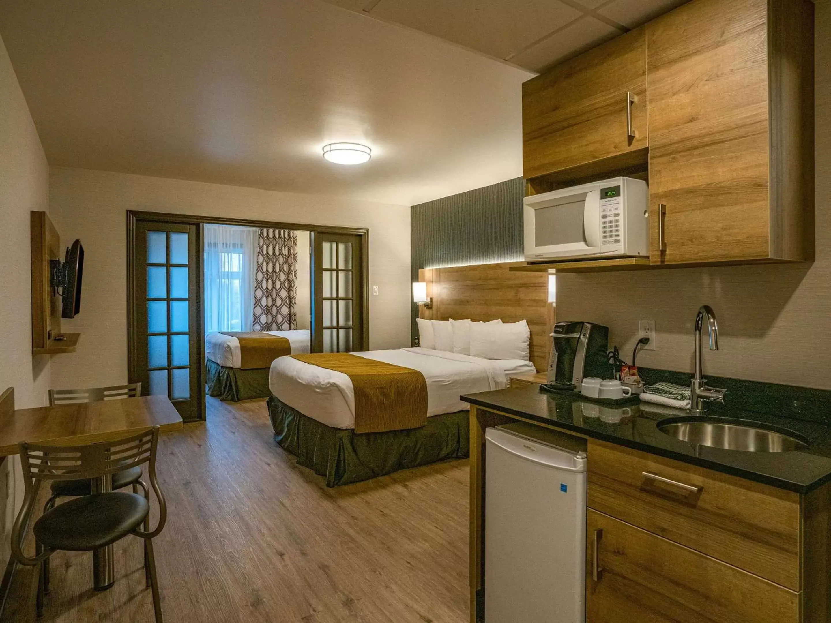 Bedroom, Kitchen/Kitchenette in Hôtel Quality Suites Drummondville