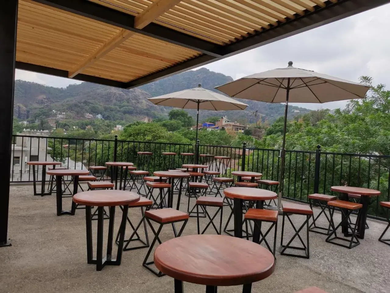 Balcony/Terrace, Restaurant/Places to Eat in Artesanos 11 by Rotamundos