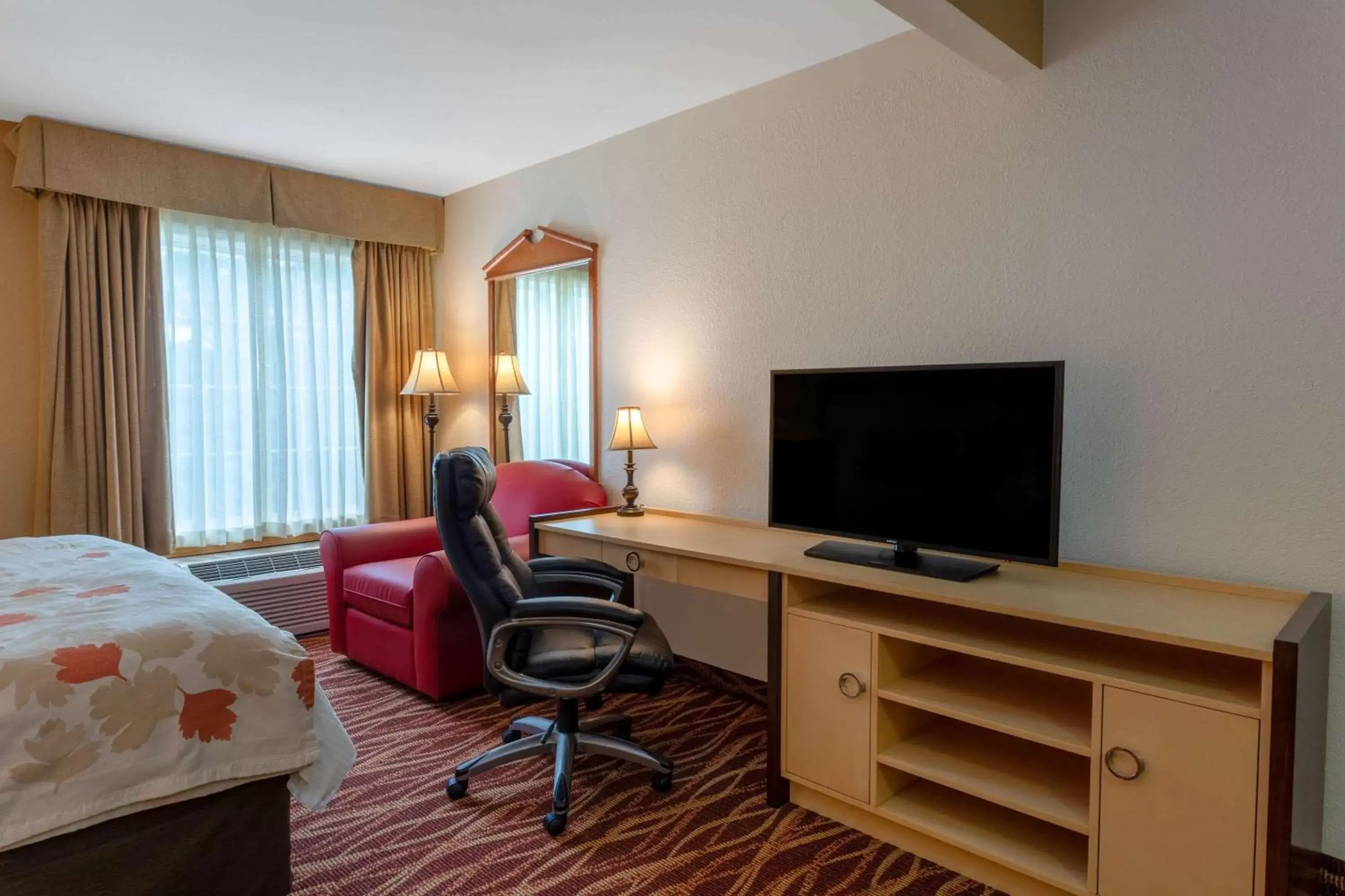 Photo of the whole room, TV/Entertainment Center in Hawthorn Suites by Wyndham Allentown-Fogelsville