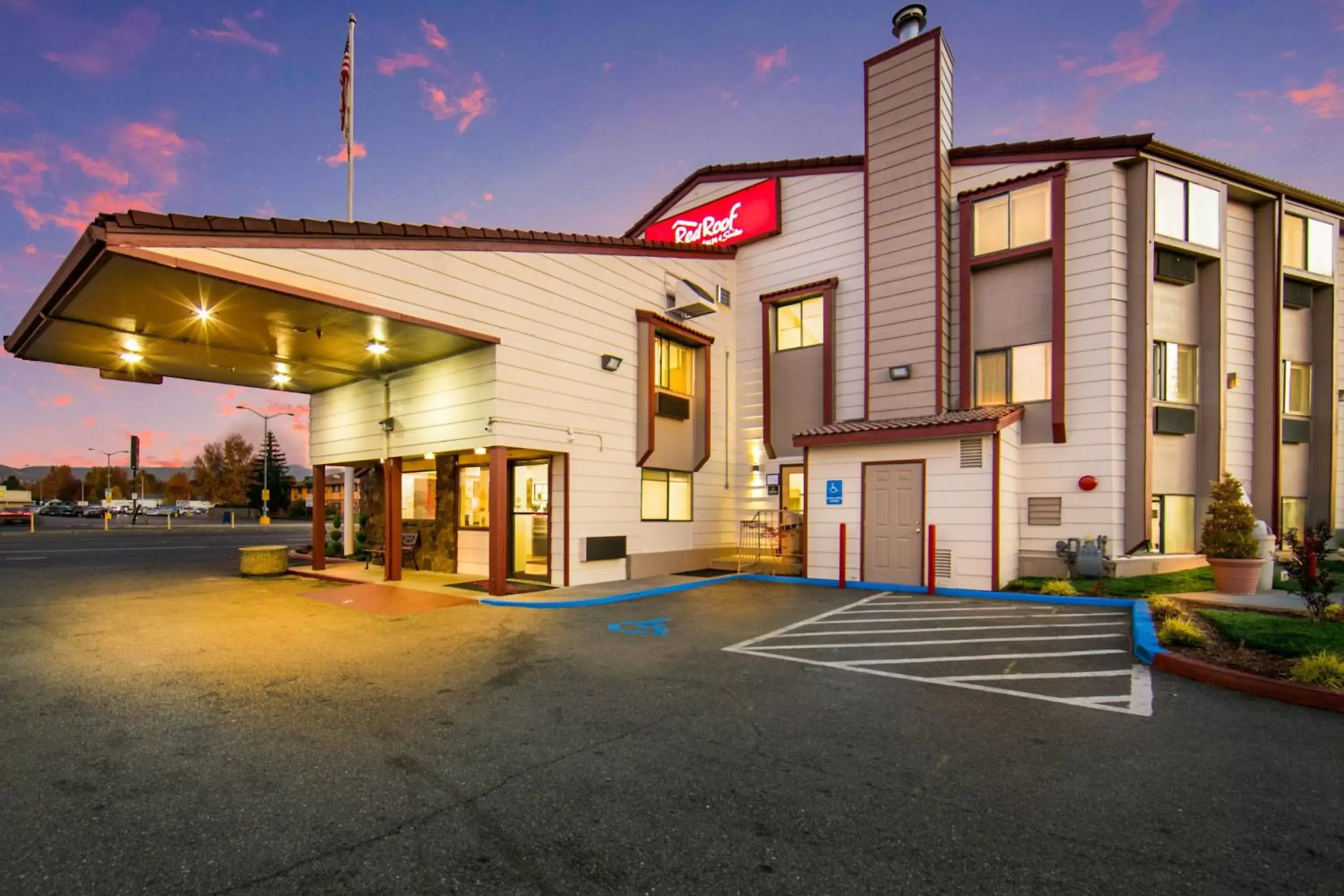 Property Building in Red Roof Inn & Suites Medford - Airport