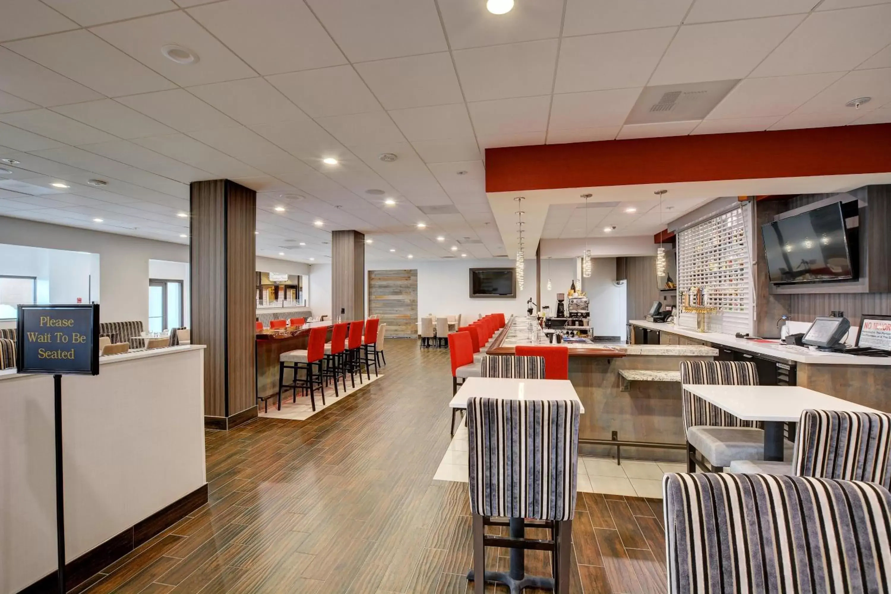 Lounge or bar in Holiday Inn - Salem by IHG Lounge or bar in Holiday Inn - Salem by IHG