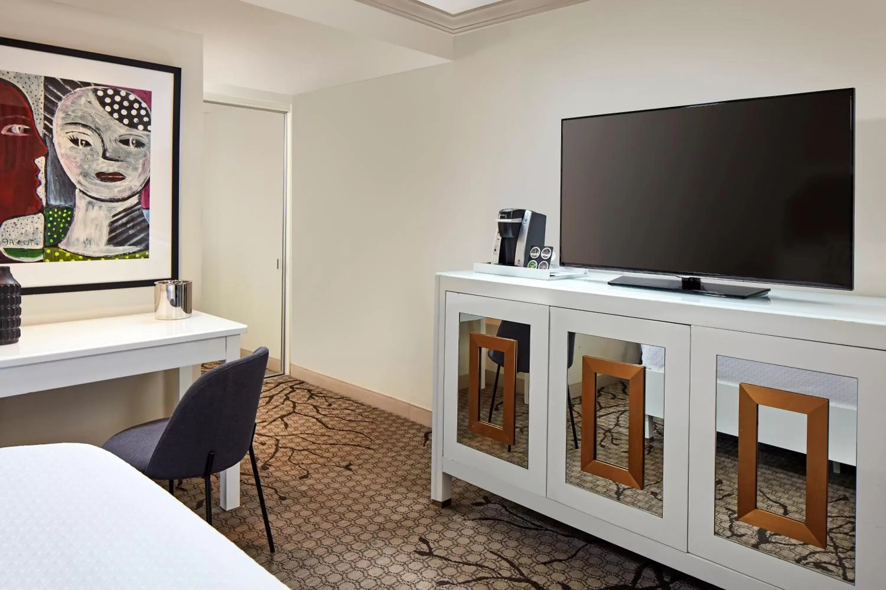 TV and multimedia, TV/Entertainment Center in Carlyle Inn