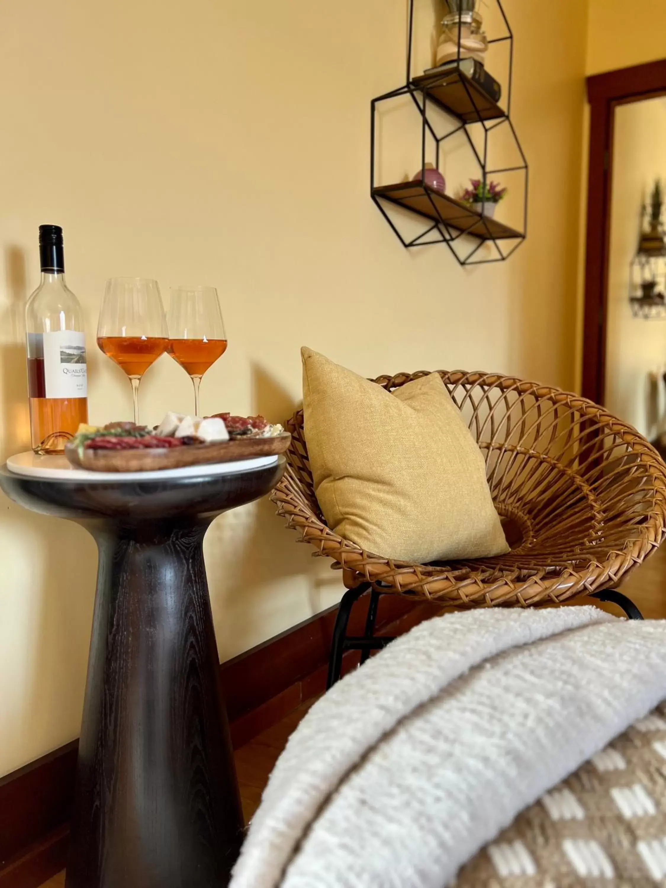 Food and drinks, Seating Area in Casa Grande Inn & Suites