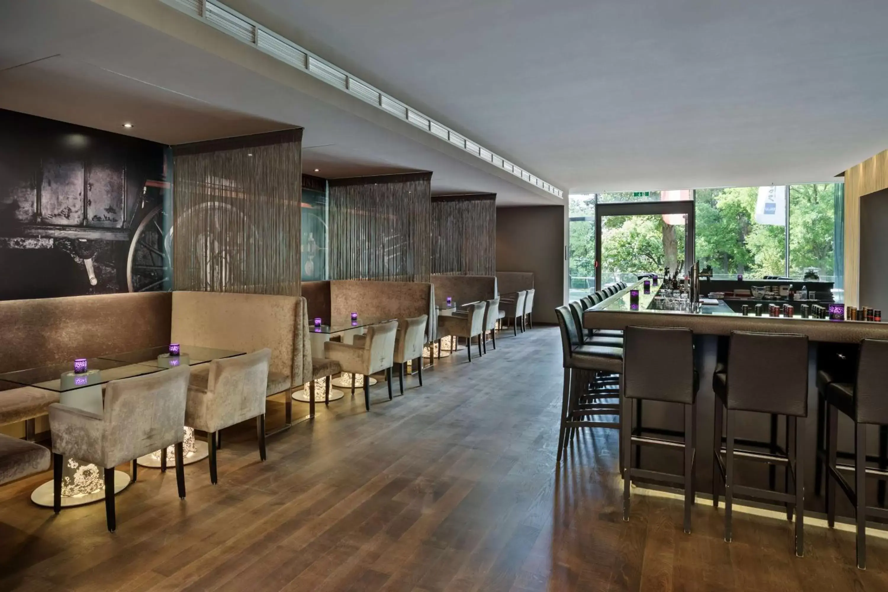 Lounge or bar, Restaurant/Places to Eat in Doubletree by Hilton Vienna Schonbrunn