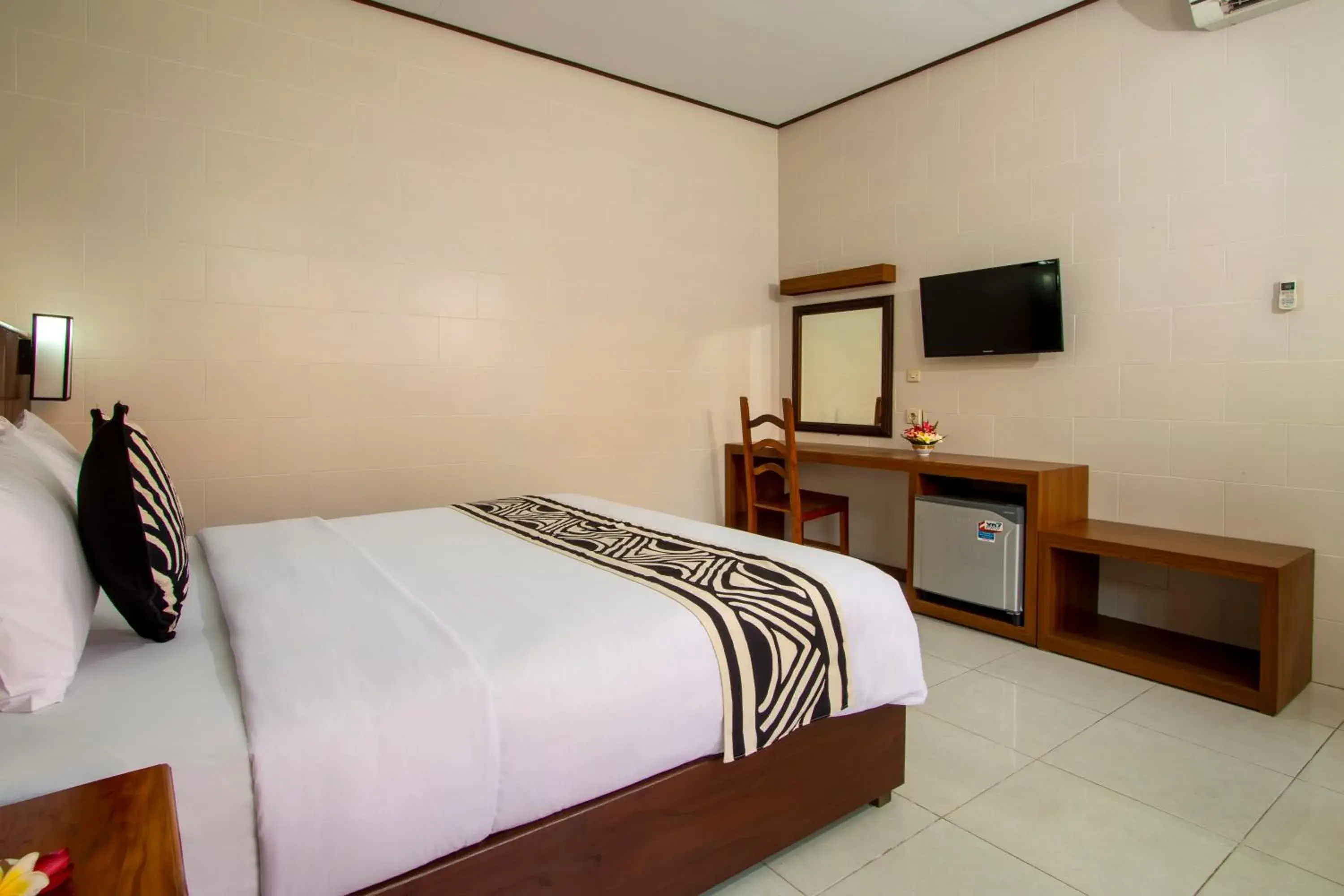 Bed, TV/Entertainment Center in Suriwathi Hotel