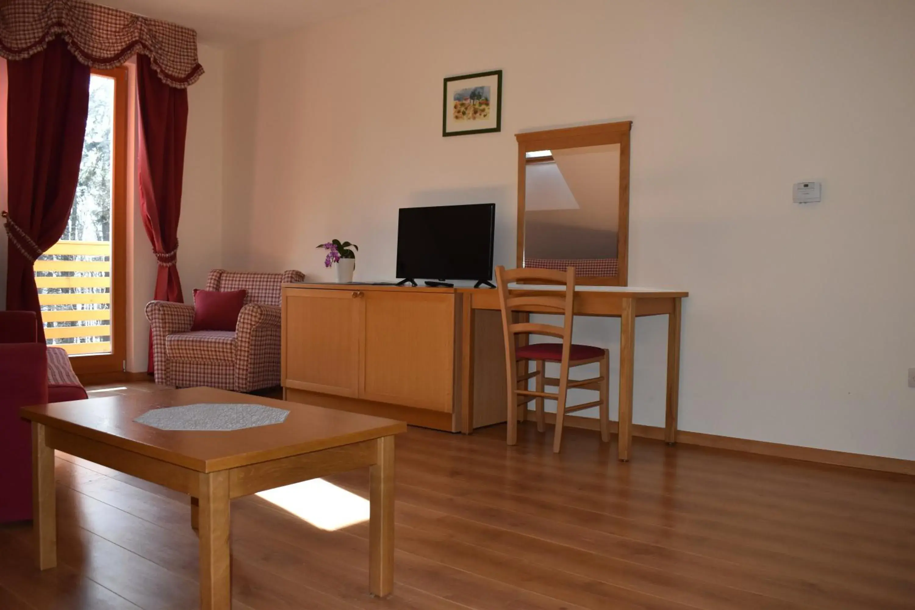 Communal lounge/ TV room, TV/Entertainment Center in Aparthotel Snjezna Kraljica