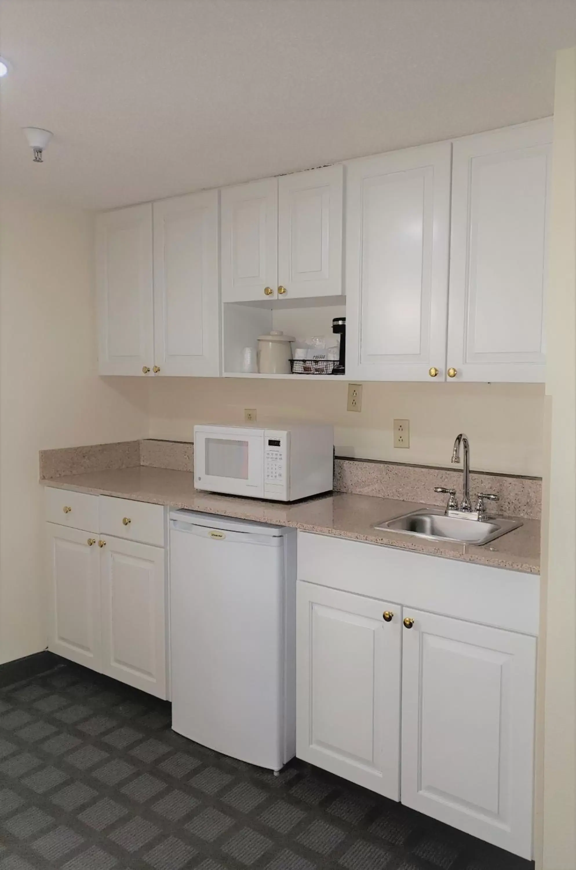 Kitchen or kitchenette, Kitchen/Kitchenette in Best Western Fishers Indianapolis