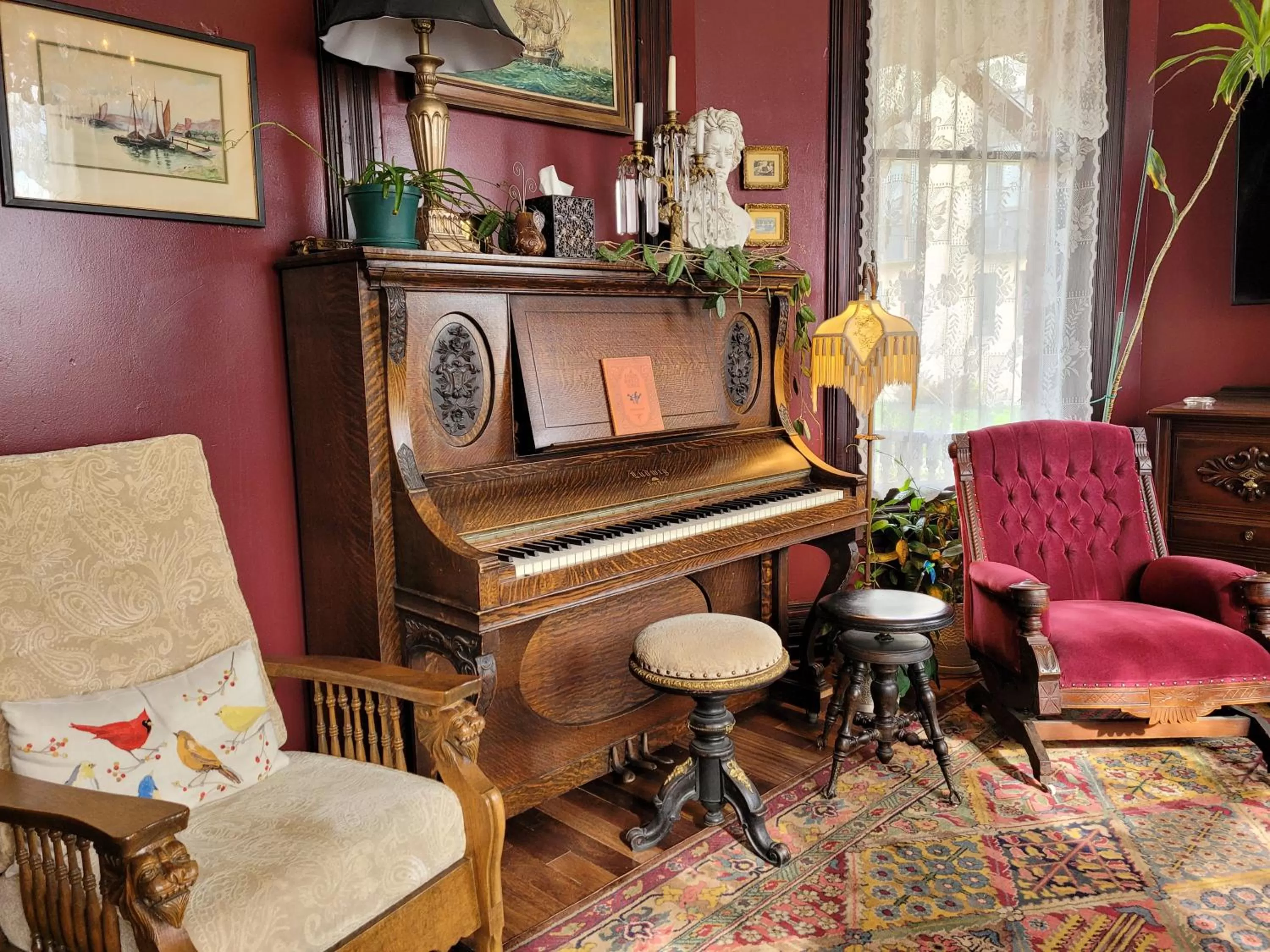 Living room, Seating Area in Buffalo Harmony House