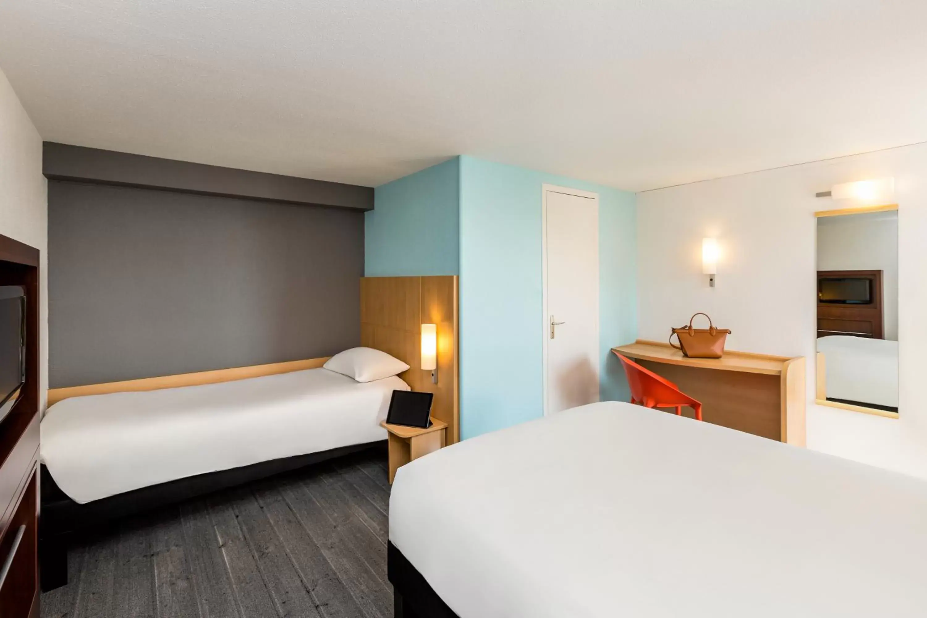 Seating area, Bed in ibis Roscoff