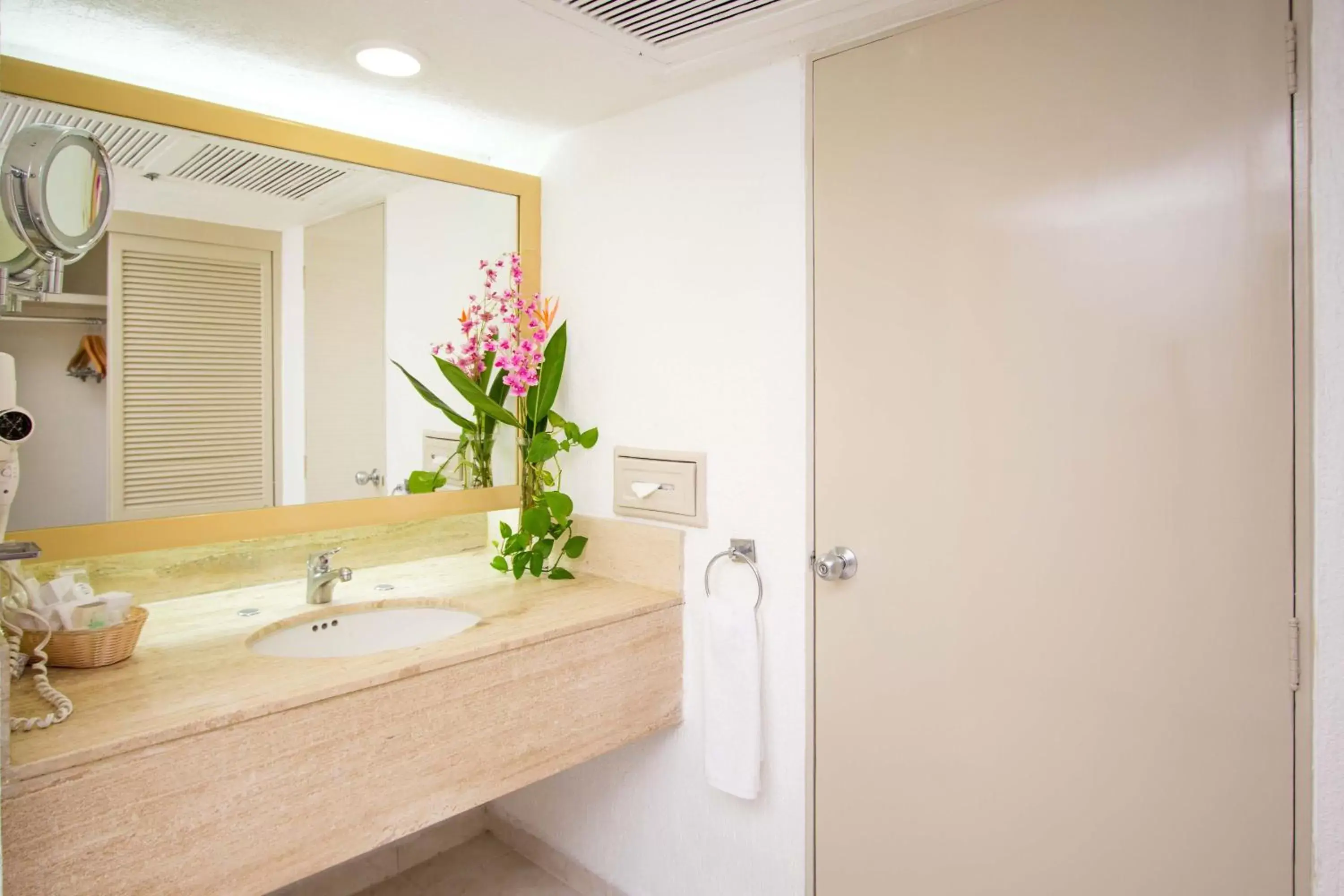Bathroom in HS HOTSSON Smart Acapulco