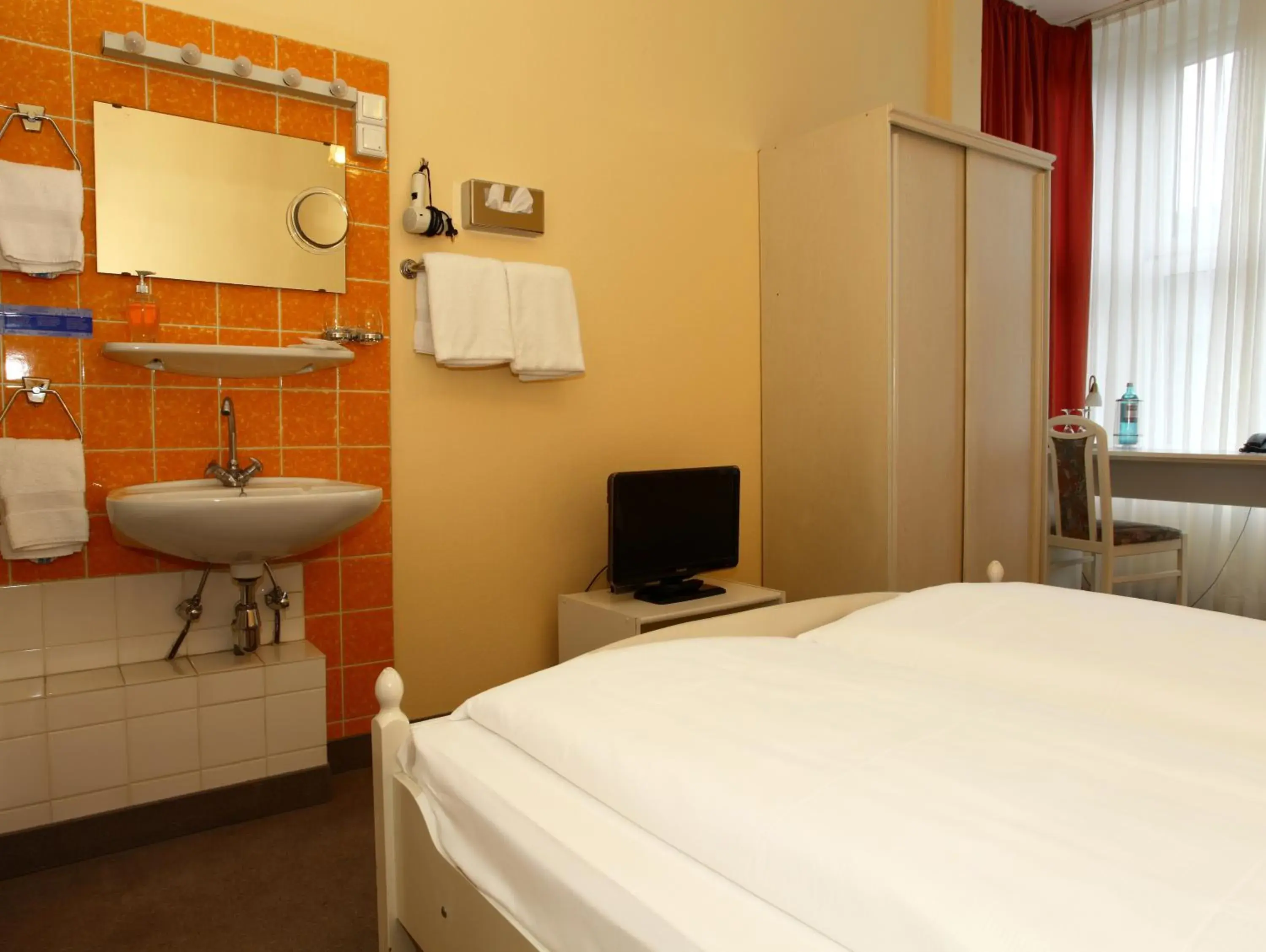 Bed, Bathroom in Hotel Bellmoor im Dammtorpalais
