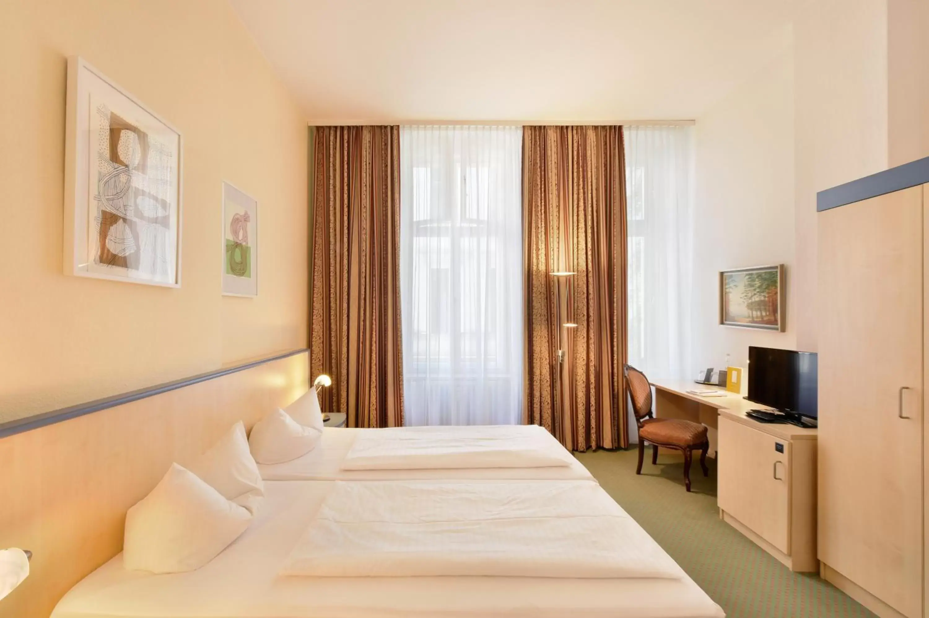 Photo of the whole room, Bed in Hotel Tiergarten Berlin