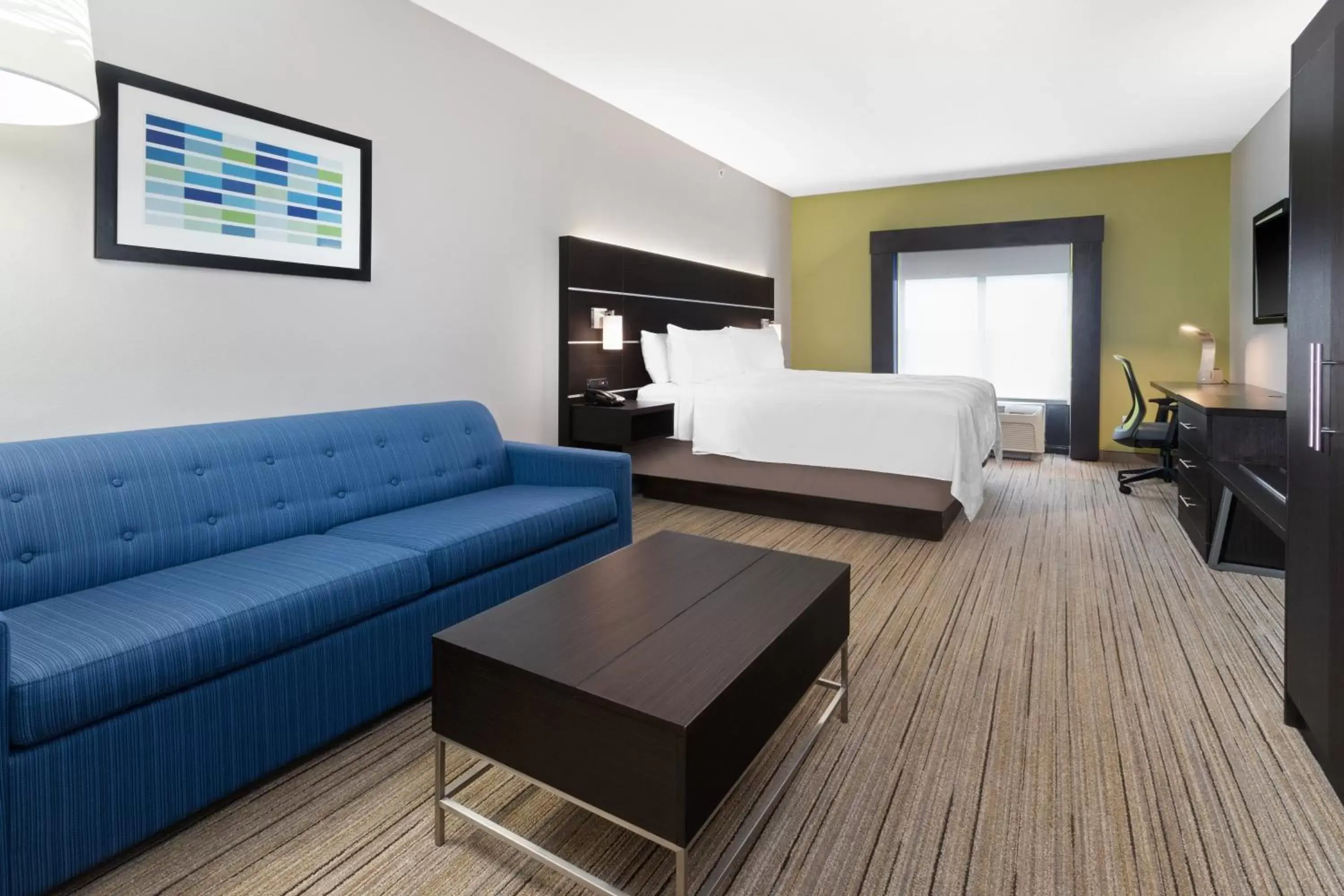 Bedroom, Seating Area in Holiday Inn Express Hotel & Suites Lake Placid, an IHG Hotel