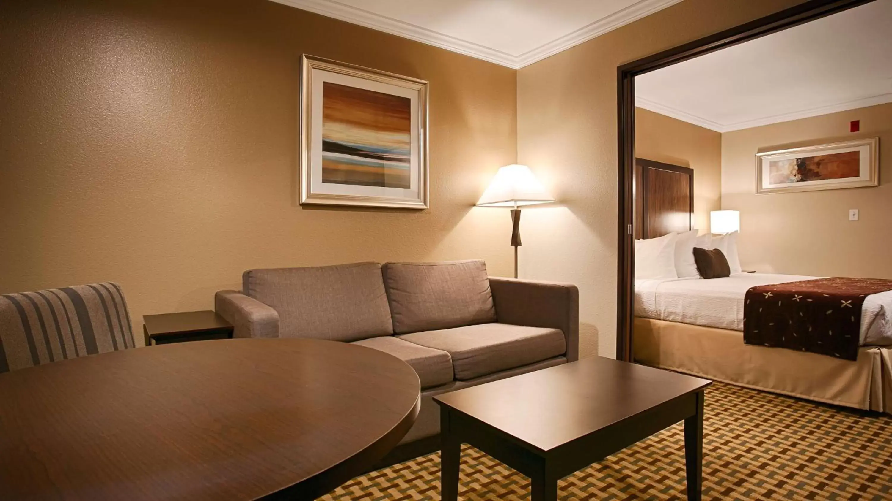 Photo of the whole room, Seating Area in Best Western Plus Orchid Hotel & Suites