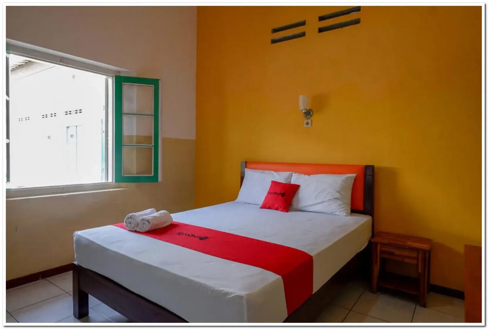 Deluxe Double Room in RedDoorz @ Prawirotaman Deluxe Double Room in RedDoorz @ Prawirotaman