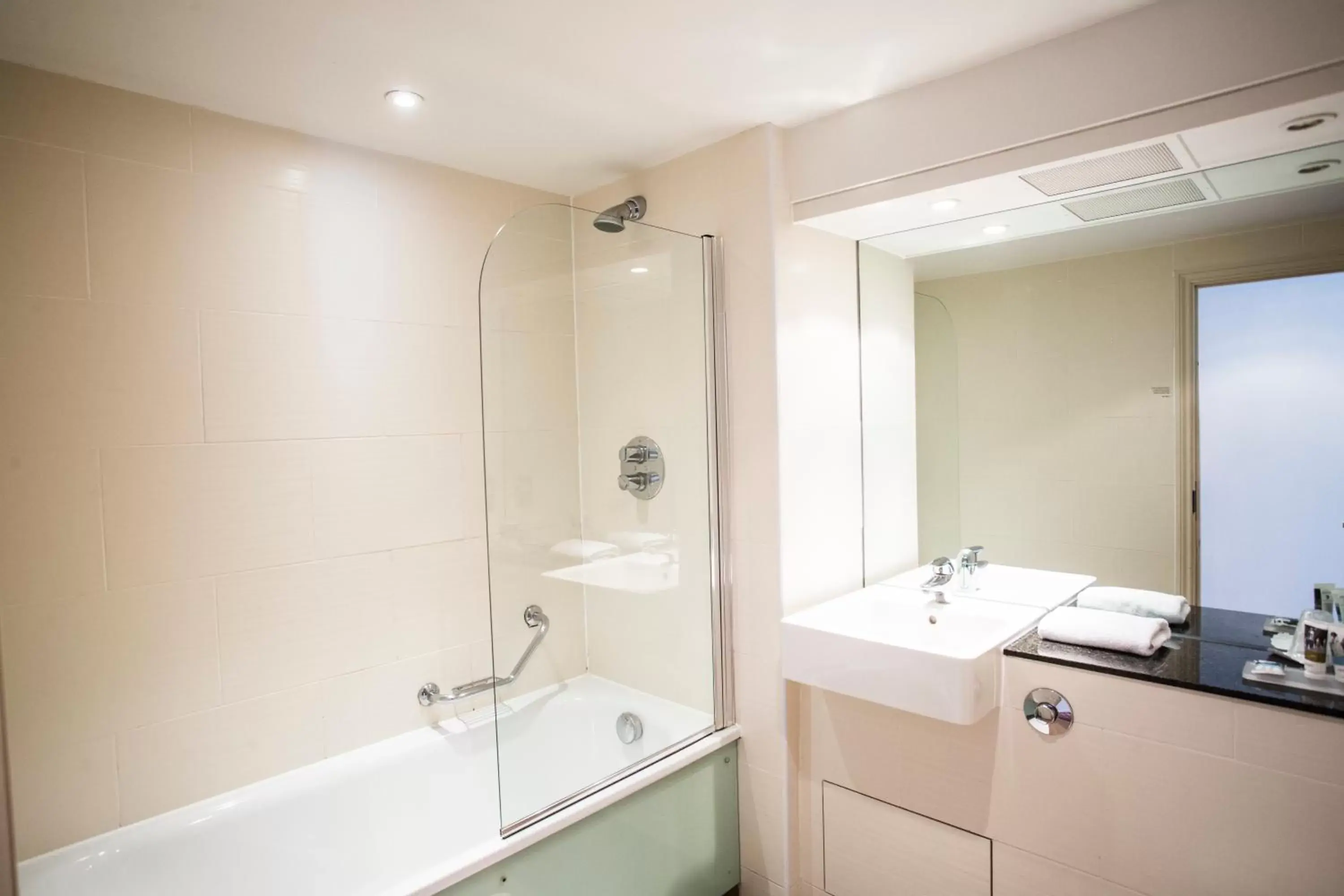 Bathroom in Mercure Warwickshire Walton Hall Hotel & Spa