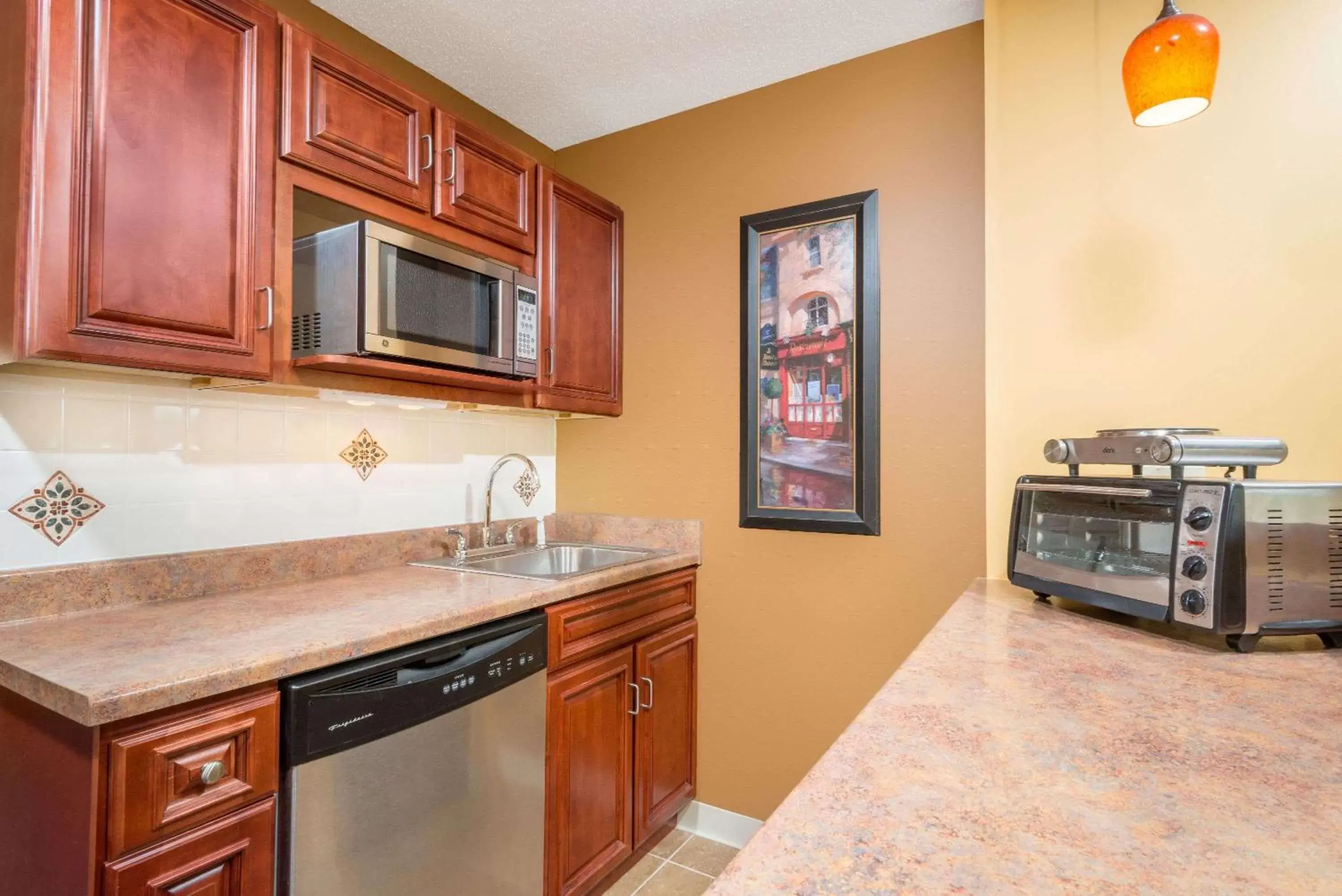 Photo of the whole room, Kitchen/Kitchenette in Ramada Hotel Ashland-Catlettsburg