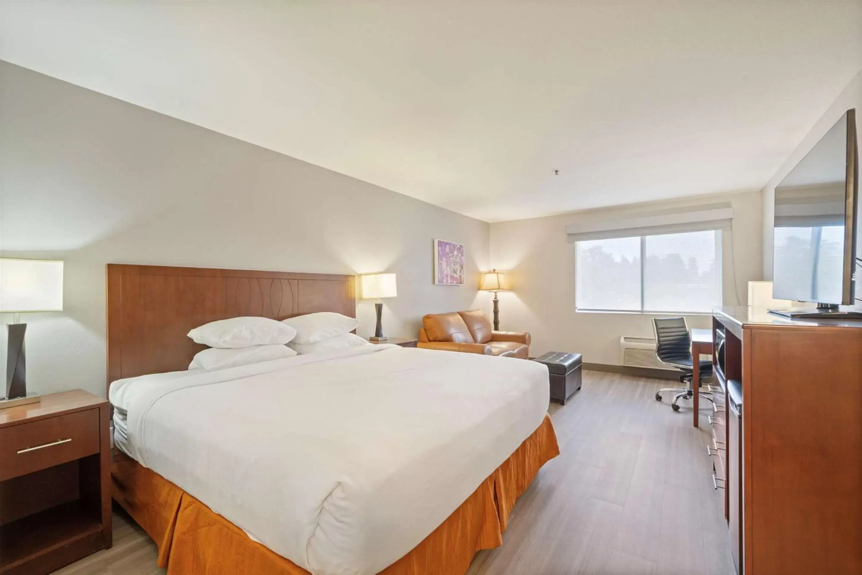 Bedroom in Best Western Lake Oswego Hotel & Suites