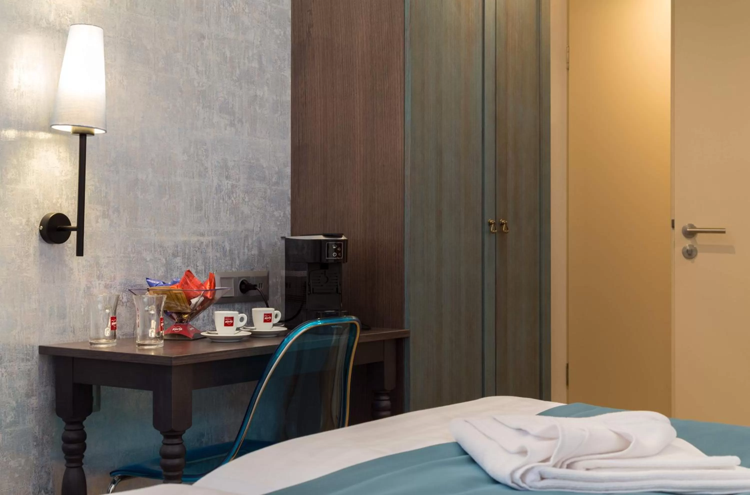 Coffee/tea facilities, Bed in Hotel Memories Budapest