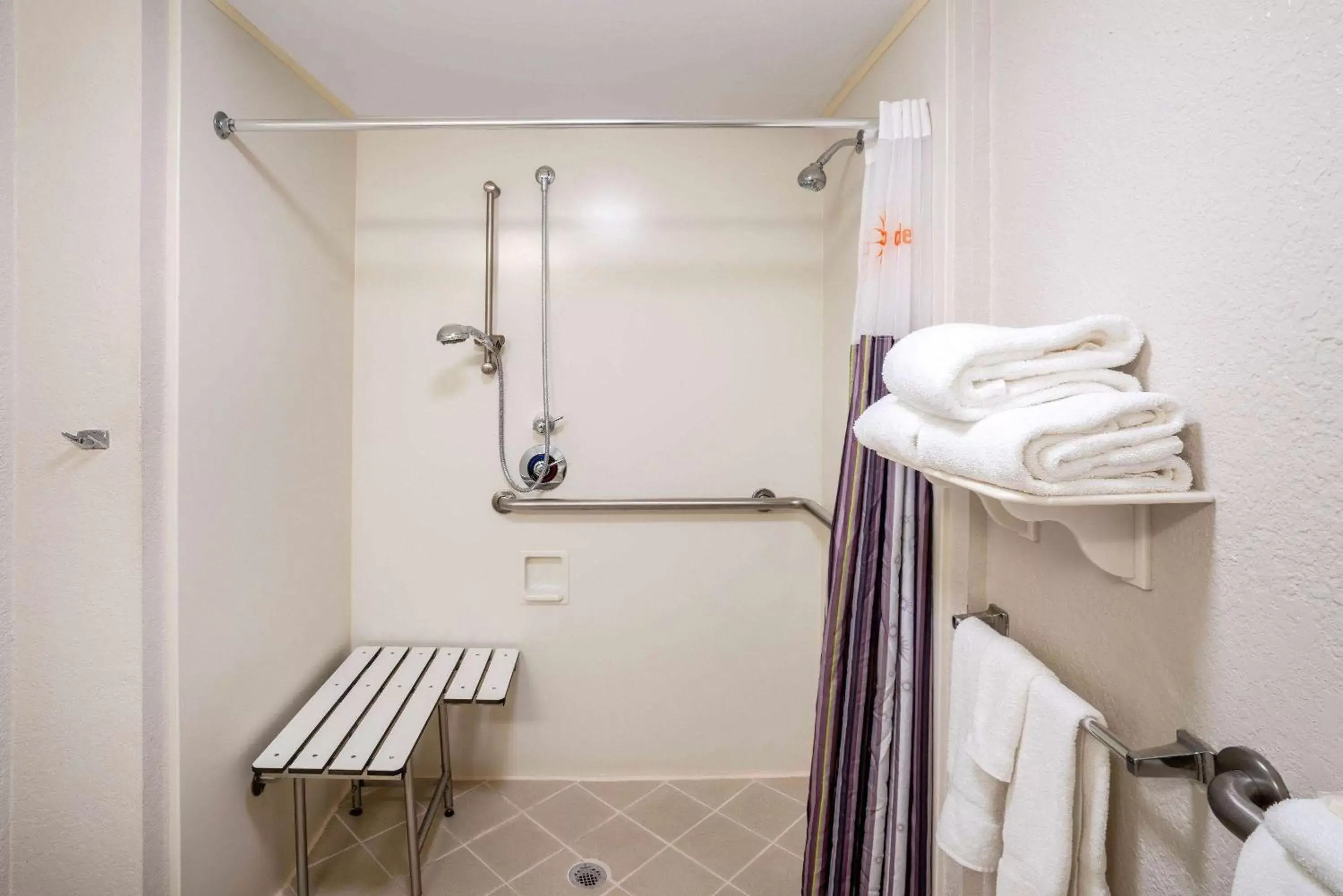 Shower, Bathroom in La Quinta by Wyndham Nashville Airport/Opryland