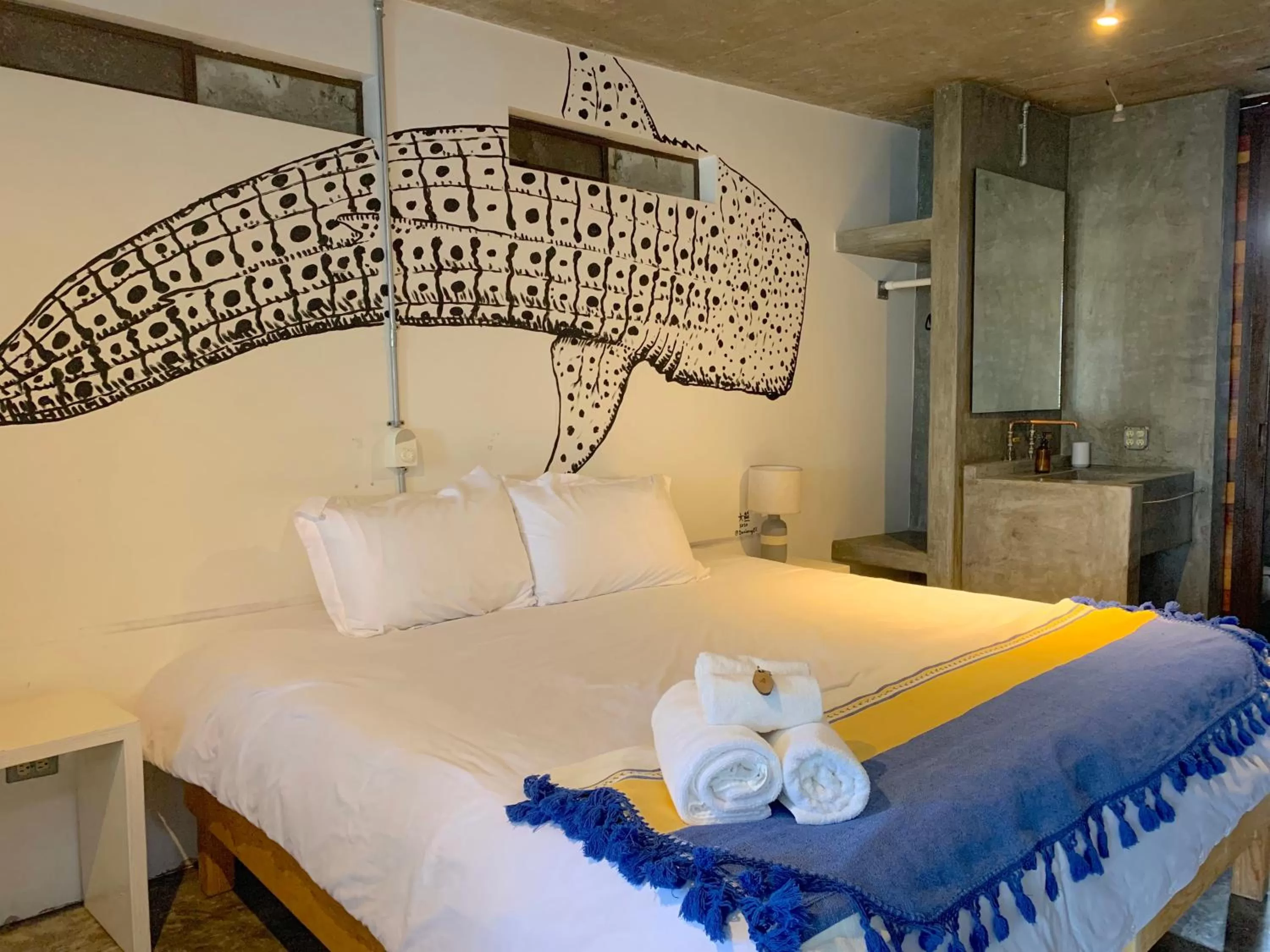 Photo of the whole room, Bed in Perro Surfero Hotel
