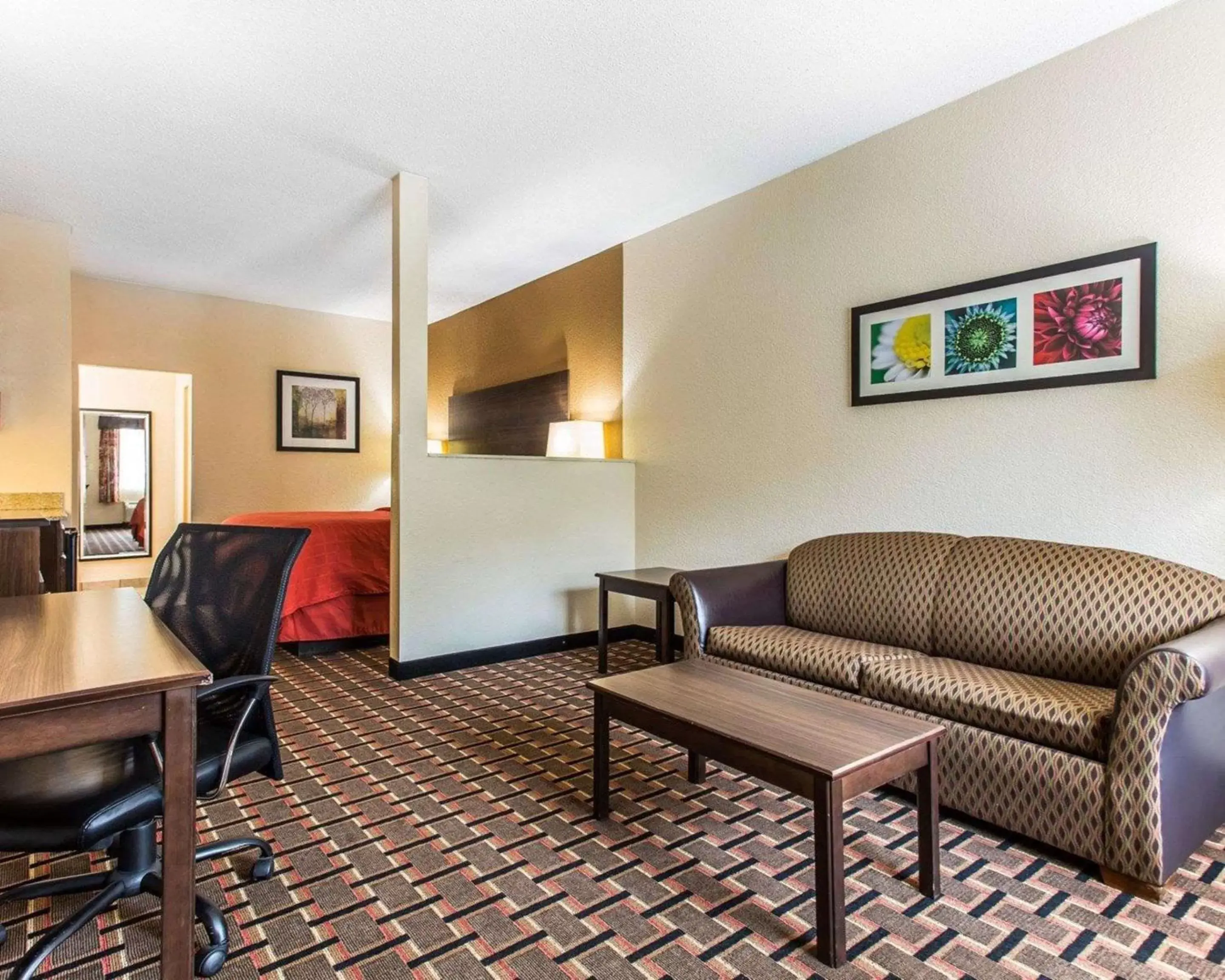 Photo of the whole room, Seating Area in Quality Suites Convention Center - Hickory