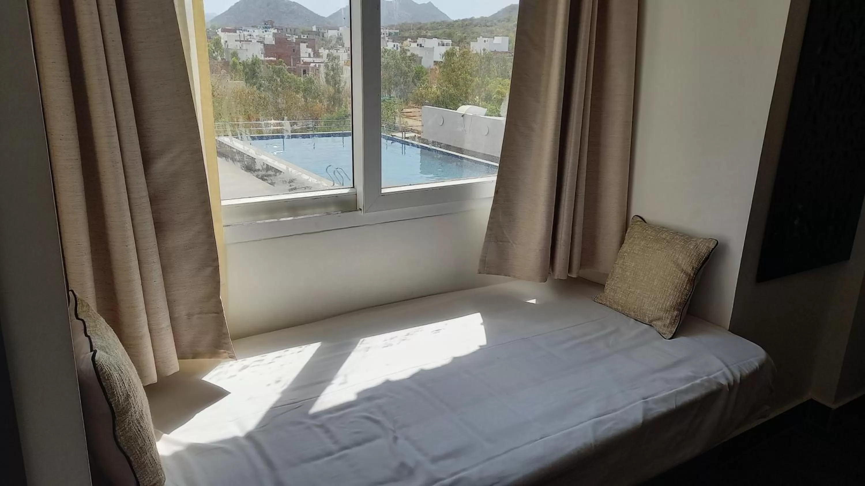 Pool view, Bed in Bamboo Saa Resort & Spa - Udaipur