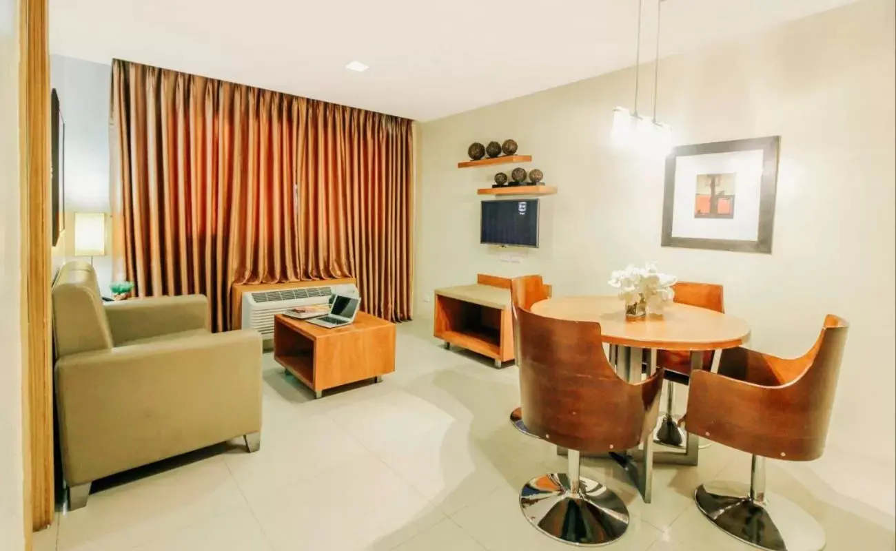 Living room, Seating Area in Greenhills Elan Hotel Modern