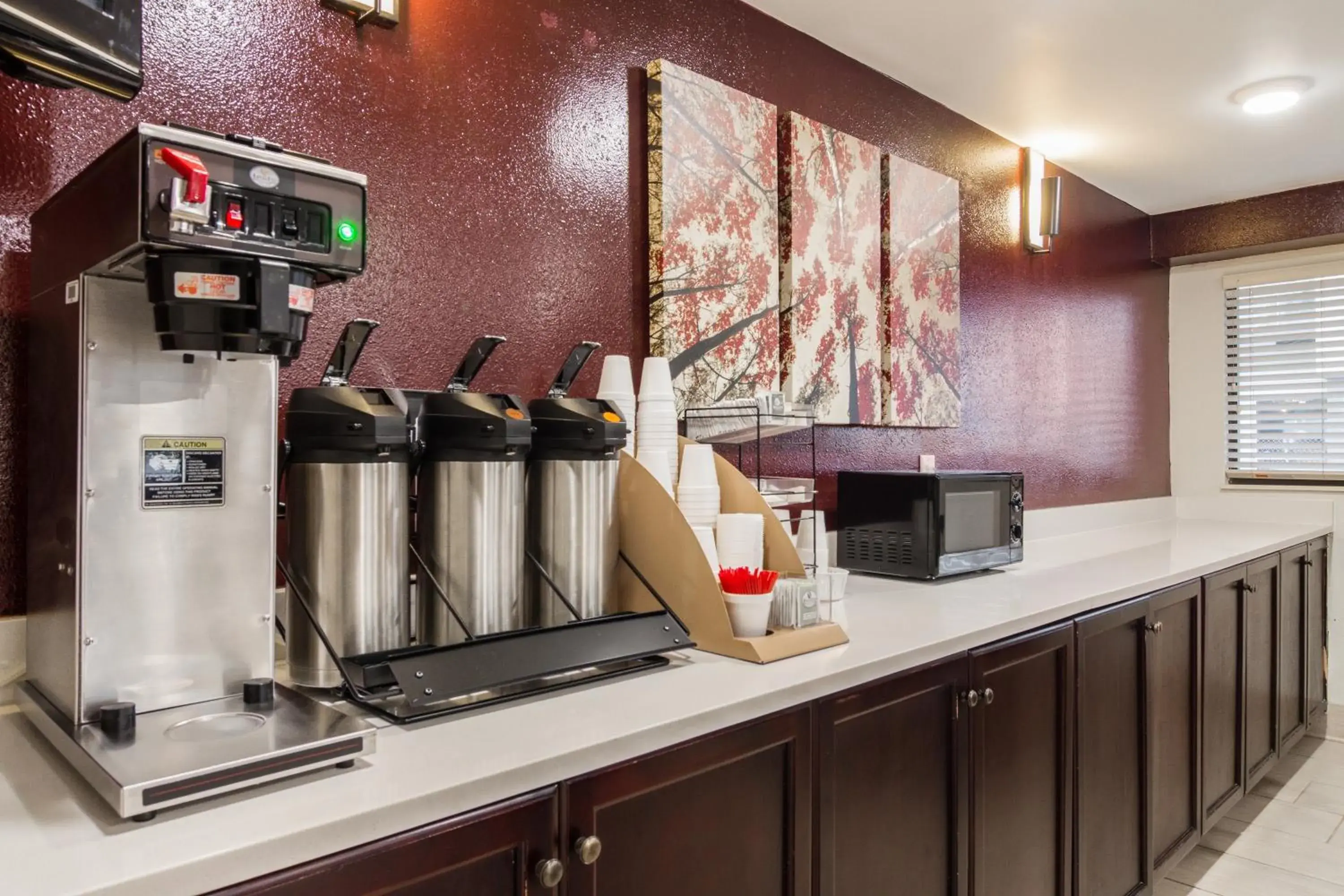 Breakfast, Kitchen/Kitchenette in Red Roof Inn Chattanooga Airport