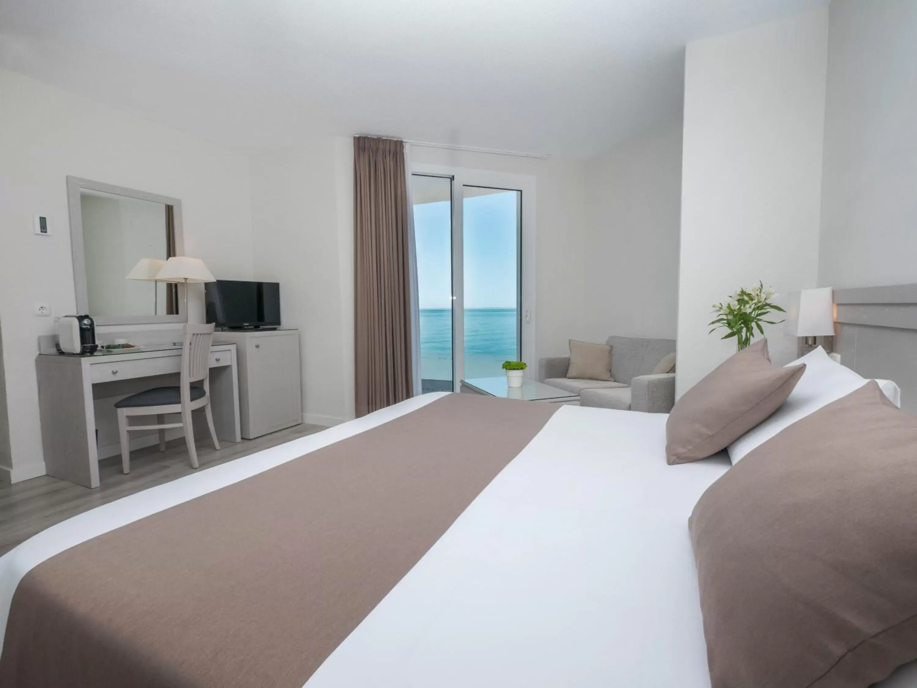 Bedroom in Hotel Helios Costa Tropical