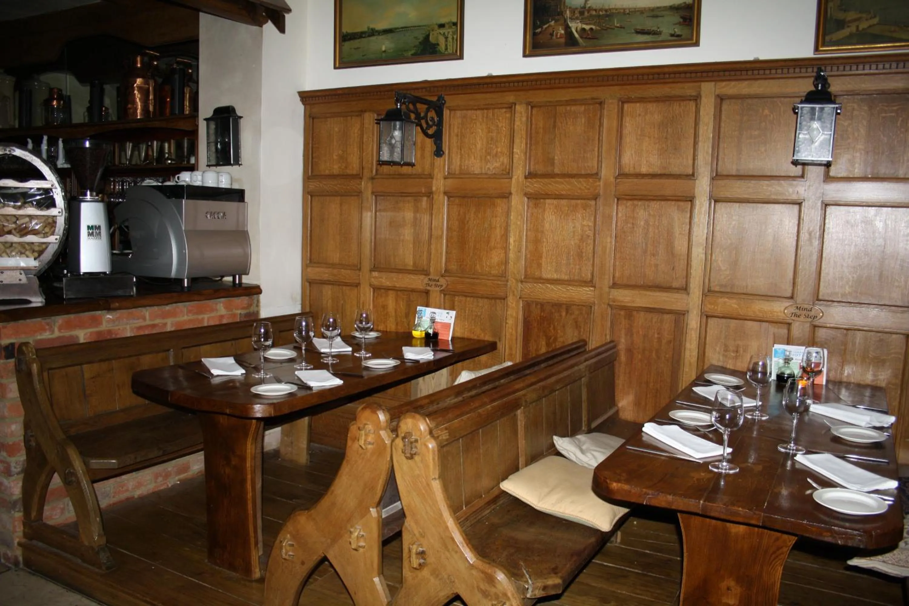 Restaurant/places to eat in Uno Thames Riverside Hotel By Uno