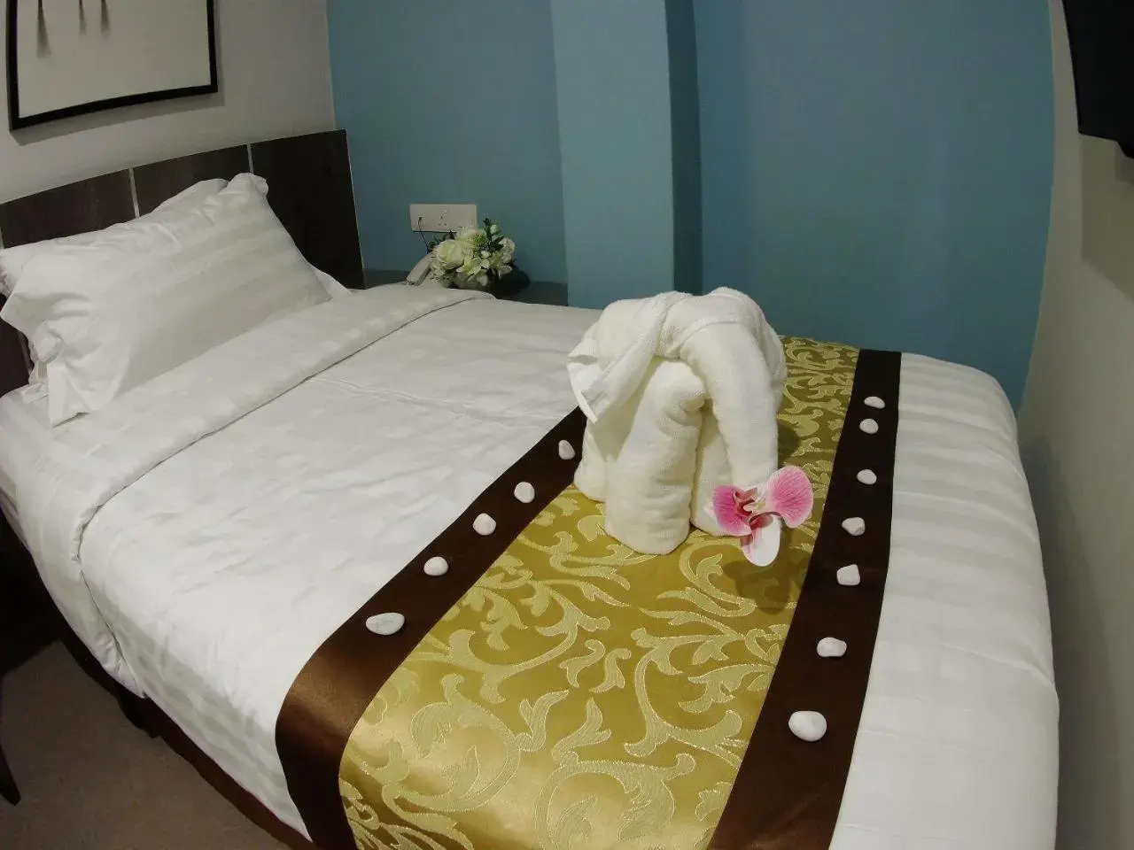 Bed in Meriton Inn Hotel