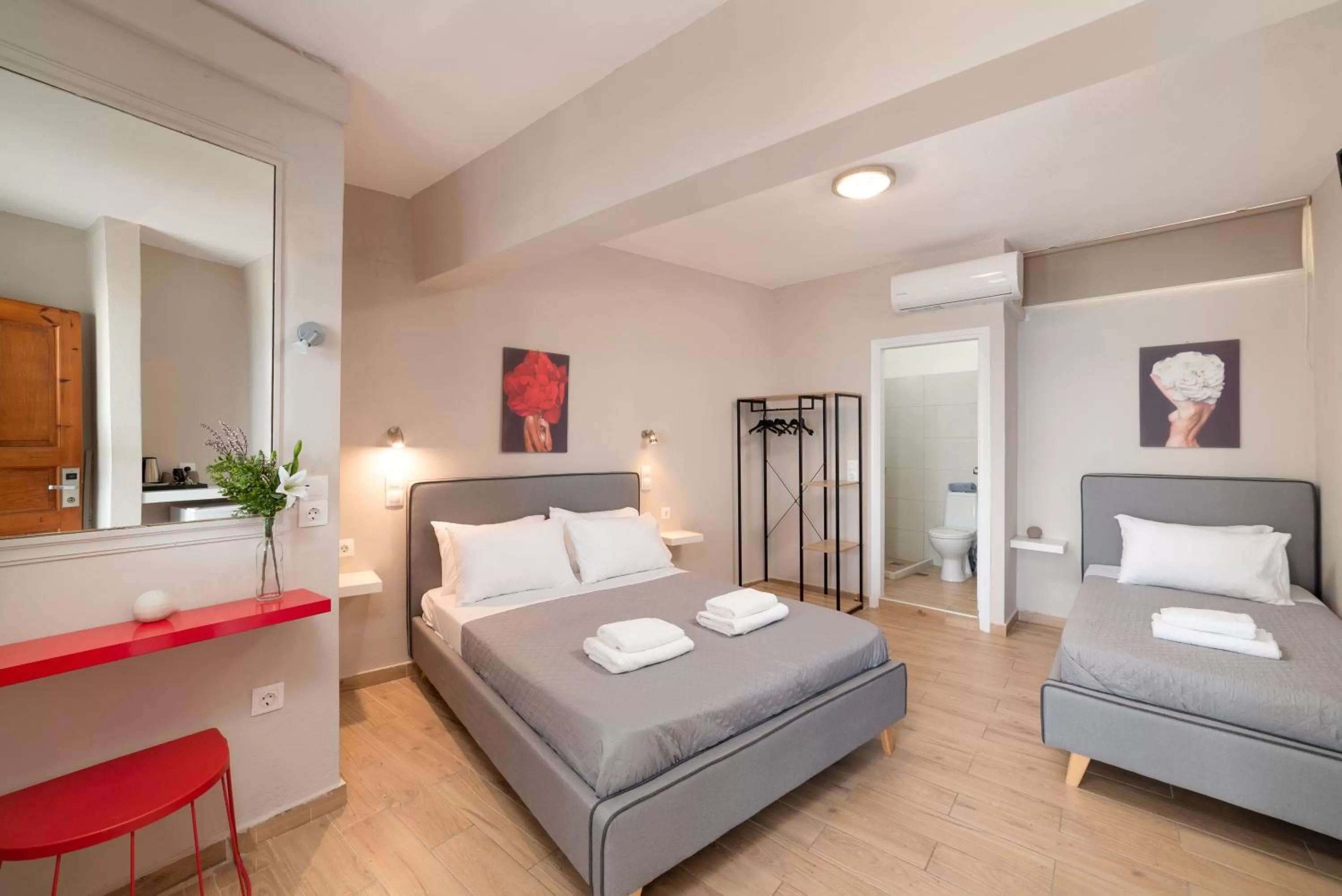 Photo of the whole room, Bed in Faros Rooms