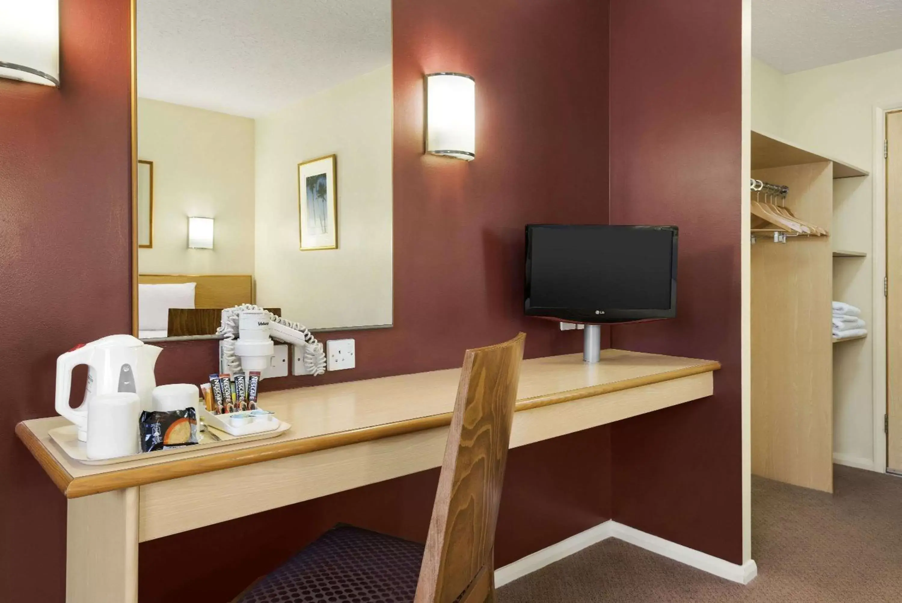 Photo of the whole room, TV/Entertainment Center in Days Inn Hotel Warwick South - Southbound M40